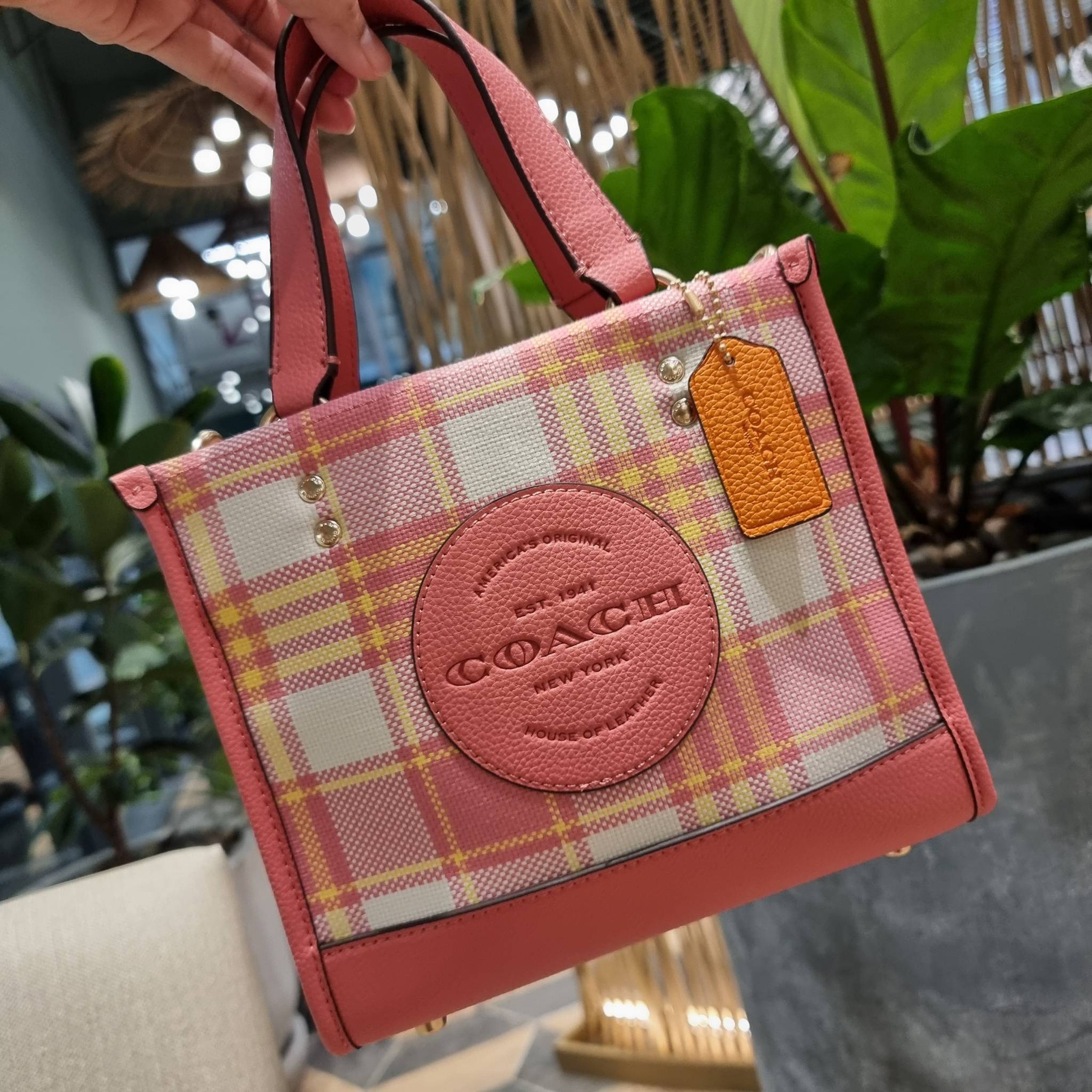 COACH C8198 DEMPSEY TOTE 22 WITH GARDEN PLAID PRINT AND COACH PATCH คอลใหม่สุดคิ้วท์ หวานๆใสๆ น่ารักชะมัด!! ดีไซน์ลายสก็อต เหมาะกับฟีลลิ่งปิคนิคเป็นที่สุด กระเป๋าทรงโท้ท ไซส์กำลังสวย ฟังก์ชั่นการใช้งานก็สะดวกที่สุด มีทั้งสายคล้องในตัว และสายครอสบอดี้ วัสด