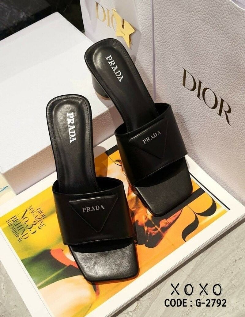 Prada งานสวม สวย เก๋ หรู วัสดุหนัง PU ส้นทรงกระบอกทรงกลม ใส่สบาย ใช้งาน ไม่เมื่อย น้ำหนักเบา ด้านหน้าติดอะไหล่แบรนด์โลโก้ทรงสามเหลี่ยม แมทส์ชุดง่าย