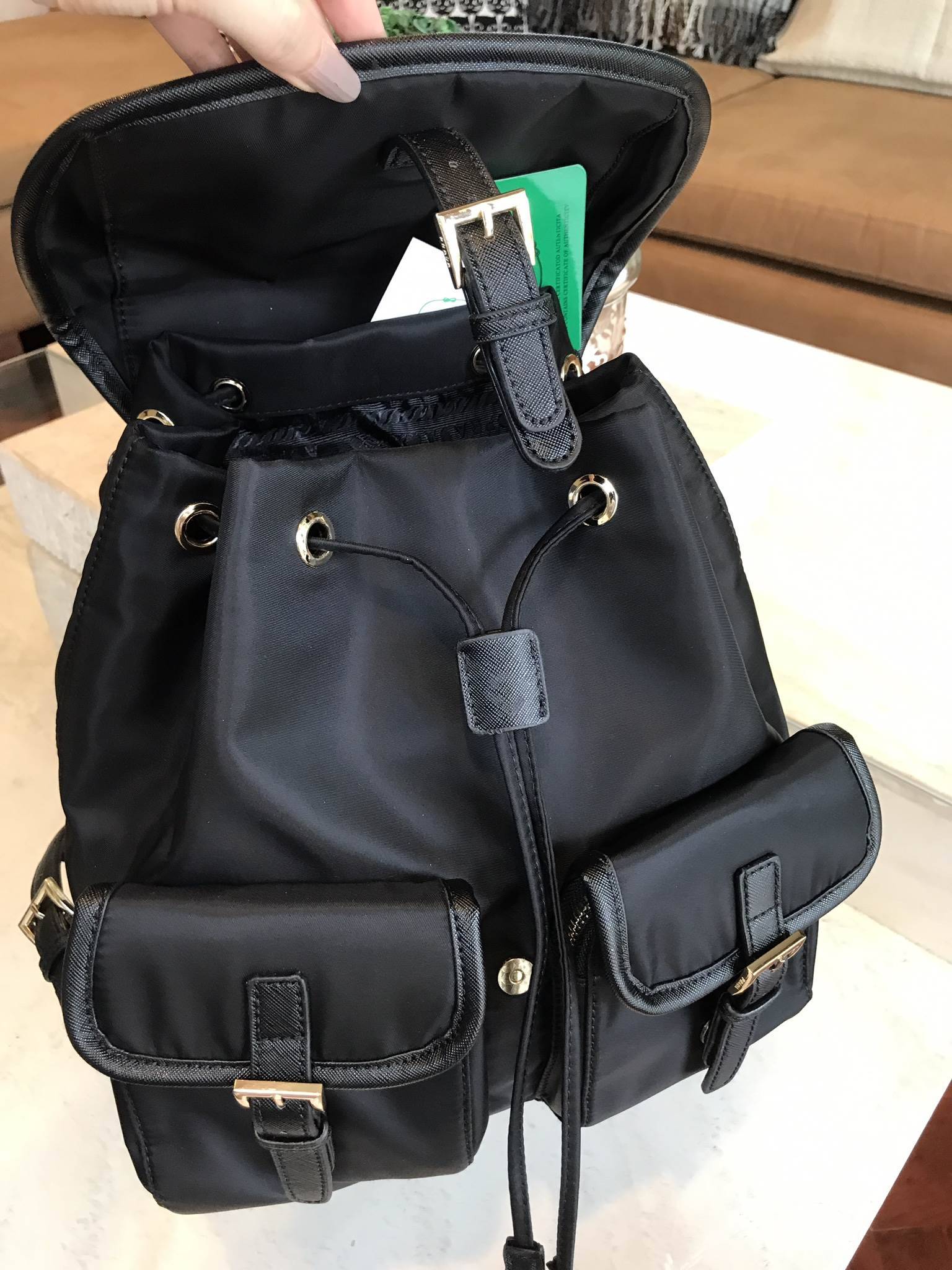 ล็อตใหม่ รุ่นแนะนำค้าา♡ กระเป๋าเป้ทรงสวย Prada Nylon Backpack With Pocket วัสดุผ้าไนล่อน กันน้ำเนื้อหนาอย่างดี ใบนี้ ดีไซต์สวยเก๋ เป้แบบหูรูด **ทรงสวยน่ารัก เปิดปิดด้วยกระดุมแม่เหล็ก เข็มขัดปรับได้ ด้านหน้ามีกระเป๋าอีก 2 กระเป๋าเปิดปิดด้วยซิป บุด้ว