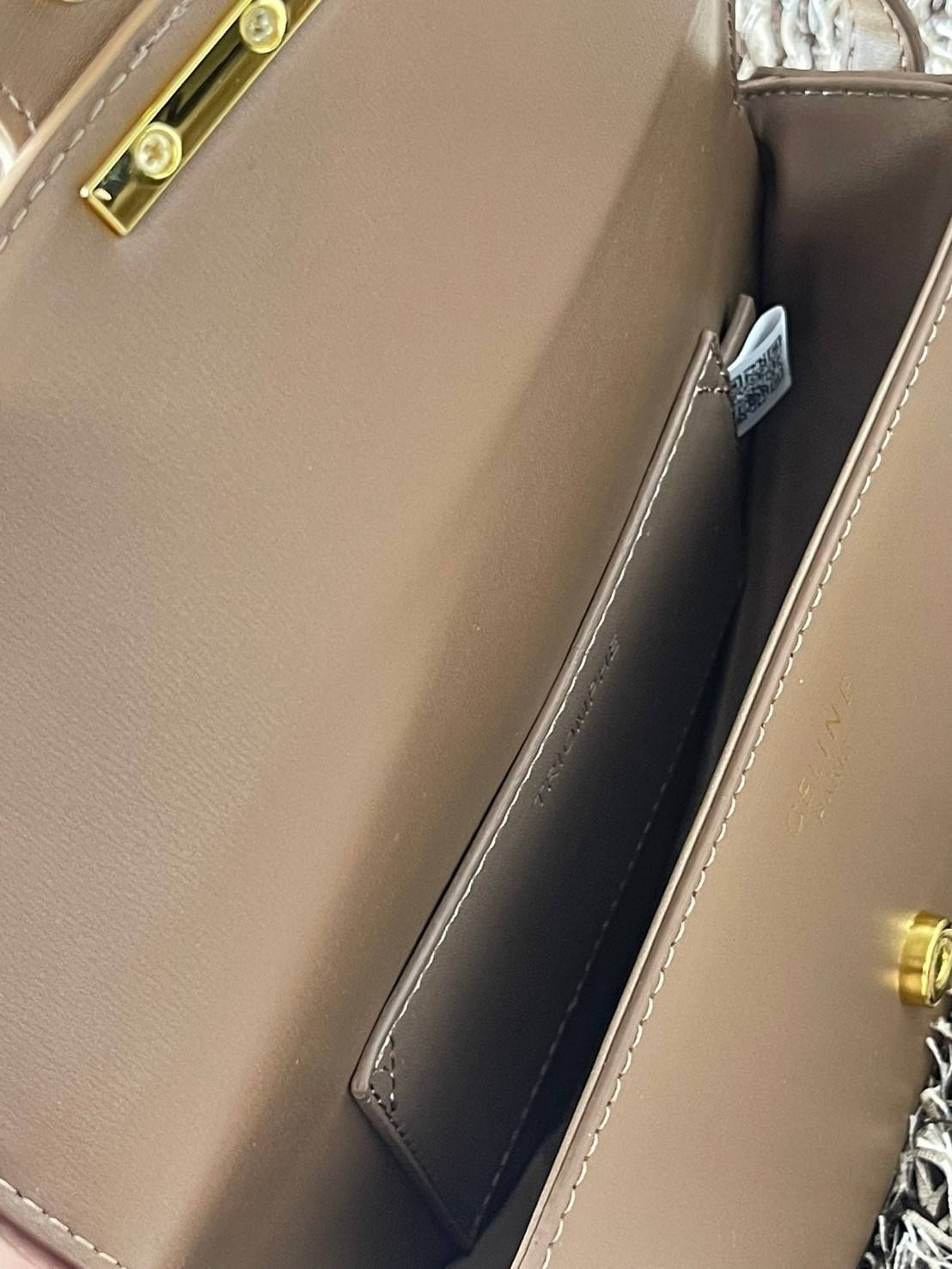 CELINE BESACE CUIR TRIOMPHE IN SMOOTH กระเป๋ารุ่นนี้นำเสนอในรูปทรงฮาล์ฟมูนที่ตอนนี้กำลังงมาแรง เปิดด้วยกระดุมแป๊กเพื่อเผยให้เห็นช่องภายในที่กว้างขวางและกระเป๋าด้านในแบบแบน คุณสมบัติที่โดดเด่นอีกอย่างของกระเป๋าอยู่ที่โลโก้ขนาดใหญ่ รูปทรงสะดุดตา สามารถสะพาย