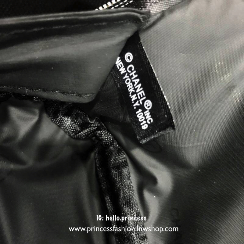 Chanel Canvas Shopping Bag With Pouch Gift With Purchase (GWP) กระเป๋าสะพายทรง Shopping ใบใหญ่ วัสดุ Canvas เนื้อหนาสีดำ อะไหล่ทอง ผูกริบบิ้นลาย Chanel มาพร้อมกระเป๋าใบเล็ก หนังเงา อะไหล่ทองเข้าชุด VIP. gift แท้ จาก Chanel Perfume Counter ใบใหญ่ใส่่ A4 ได