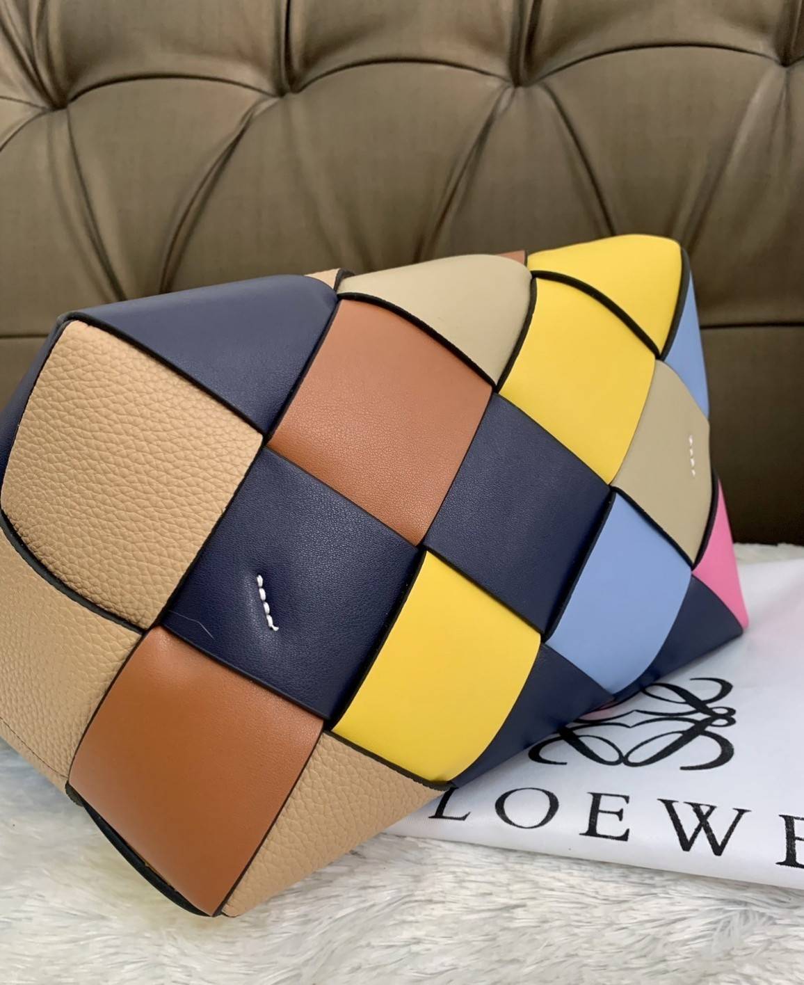 LOEWE SURPLUS LEATHER WOVEN BASKET BAG IN CLASSIC CALFSKIN กระเป๋าสาน กระเป๋าถือหรือสะพาย อะไหล่เงิน มาพร้อมสายสะพายยาวในตัว (ถอดได้ /ปรับระดับไม่ได้) ดีไซน์ถักทอแบบงานสานหมากรุก สวยล้ำนำสมัยมากๆ ค่ะ น้ำหนักเบา ตอบโจทย์การใช้ชีวิตระหว่างวันที่ดูไม่ซับซ้อน