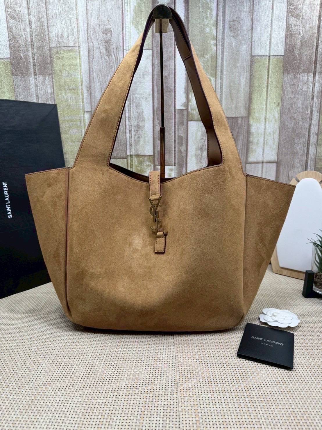 ORI หนังแท้ | YSL Le 5 À 7 Bea suede tote bag / YSL Hobo bag brown suede bag กระเป๋าทรงโท้ทงานหนังกลับ สวยเด่นเป็นเอกลักษณ์ ดีไซน์เรียบแต่มาก สวยดูแพง ภายในโล่งกว้าง จุของได้เยอะ