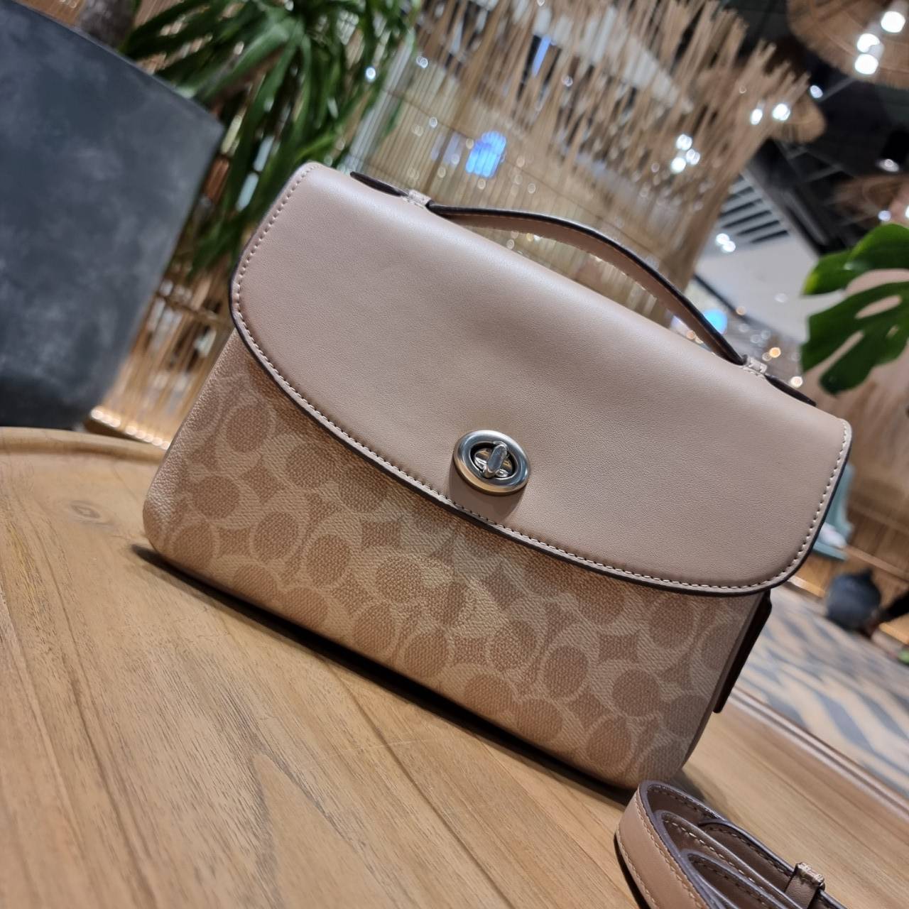 COACH 68349 CASSIE CROSSBODY IN SIGNATURE CANVAS เรียบหรู ดูดี ก็ต้องไอเท็มนี้ไม่อยากให้พลาด!! พาสเทลละมุนมากๆ สะพายแล้วดูแพงมากๆ สวยเลิศ กระเป๋าถือ/สะพายข้าง วัสดุหนังแคนวาสสลับหนังแท้ เปิด-ปิดด้วยตัวบิดล็อคแน่นหนา ภายในแบ่งสัดส่วนอย่างดี ใส่ของได้ครบสบา