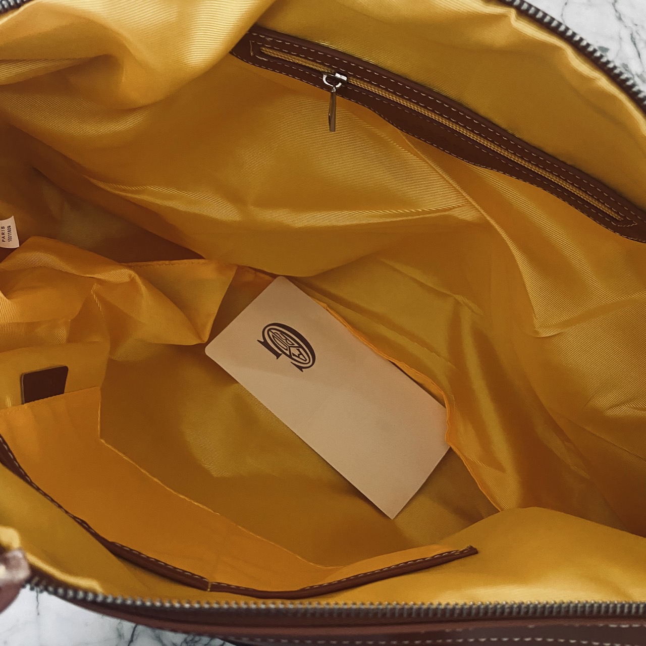 Goyard Boeing Travel 55 Duffle Bag กระเป๋าเดินทางใบใหญ่ ดีไซน์สวยคลาสสิกเป็นเอกลักษณ์ ไอเท็มที่จะทำให้การเดินทางไม่ธรรมดาอีกต่อไป ด้วยดีเทลความเป็นเอกลักษณ์ เรียบแต่หรู ภายในจุของได้เยอะมาก