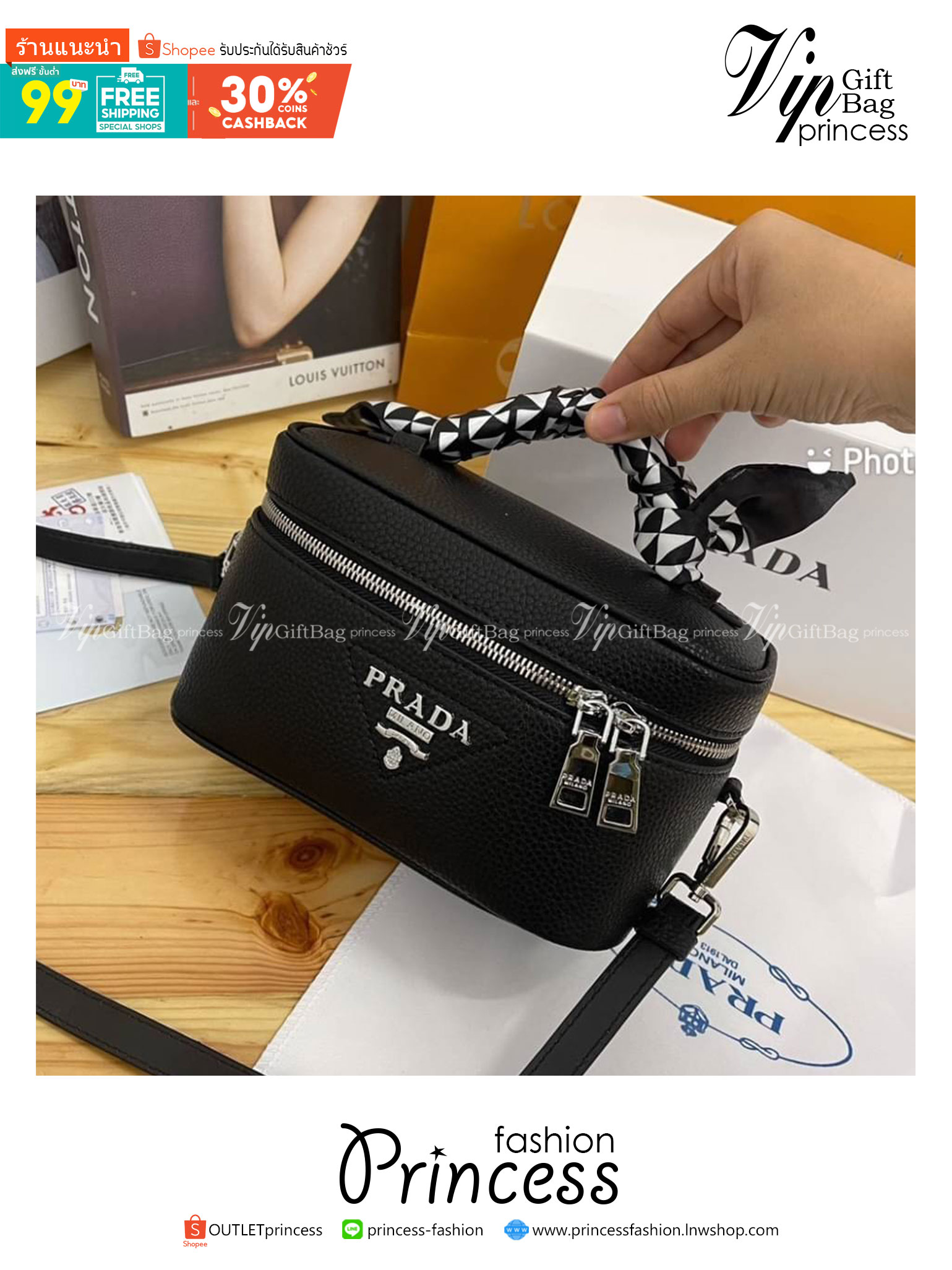PRADA BOX Leather Shoulder Bag กระเป๋าทรงกล่อง ดีไซน์ยูนีค ไม่ซ้ำ สวยมีสไตล์ มีหูจับในตัว และสายสะพายข้างมาให้ ภายในเป็นช่องโล่ง จัดไปเท่ก่อนใครได้เลย