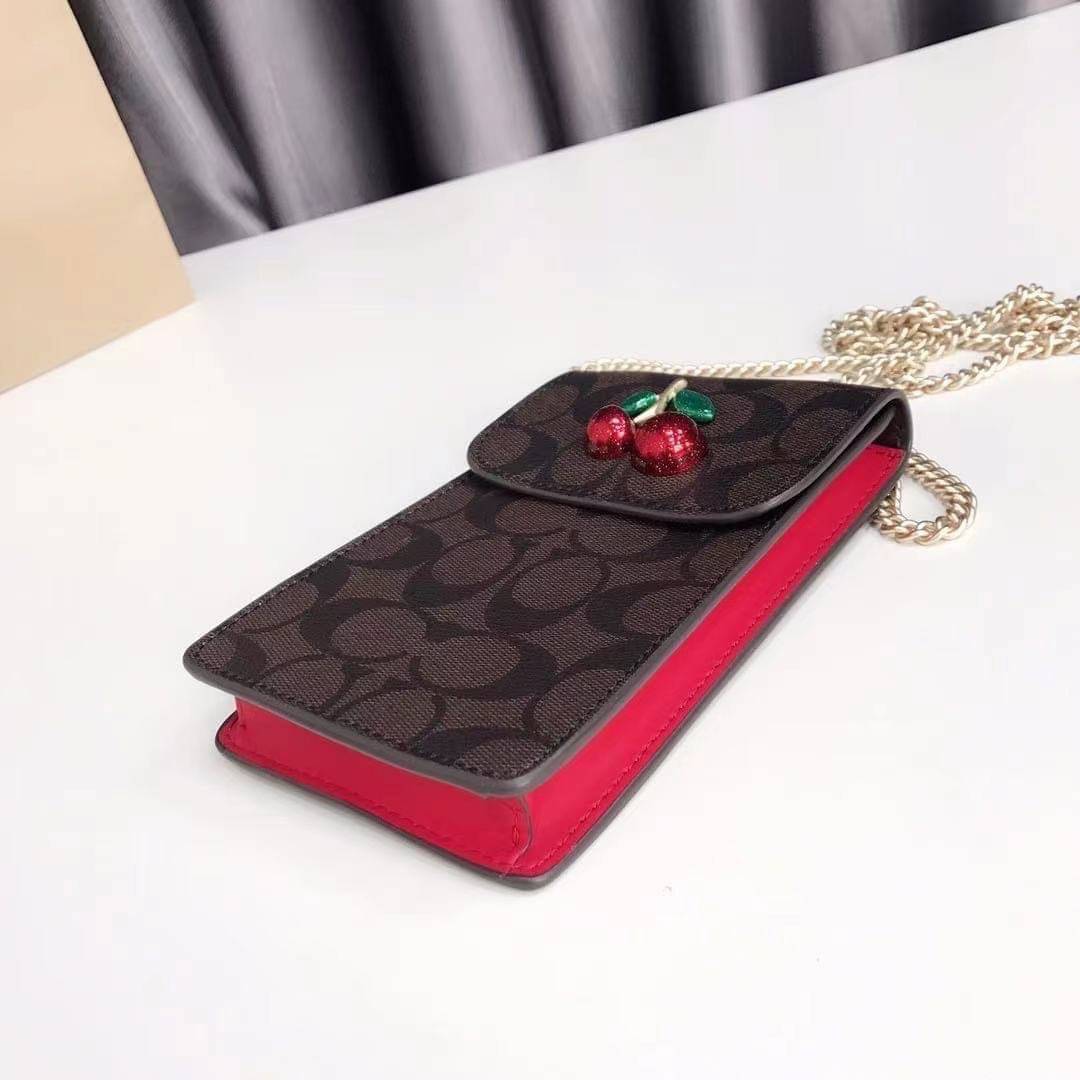 COACH PHONE CASE CROSSBODY BAG ((73486//76988//76357//39955//91046)) COACH NORTH/SOUTH CROSSBODY IN SIGNATURE CANVAS กระเป๋าใส่โทรศัพท์รุ่นนี้ มีความโดดเด่นทั้งดีไซน์และคุณสมบัติในการใช้งาน ด้วยลวดลายที่มีซิกเนเจอร์เป็นเอกลักษณ์แล้ว ด้านหลังยังมีช่องใส่กา