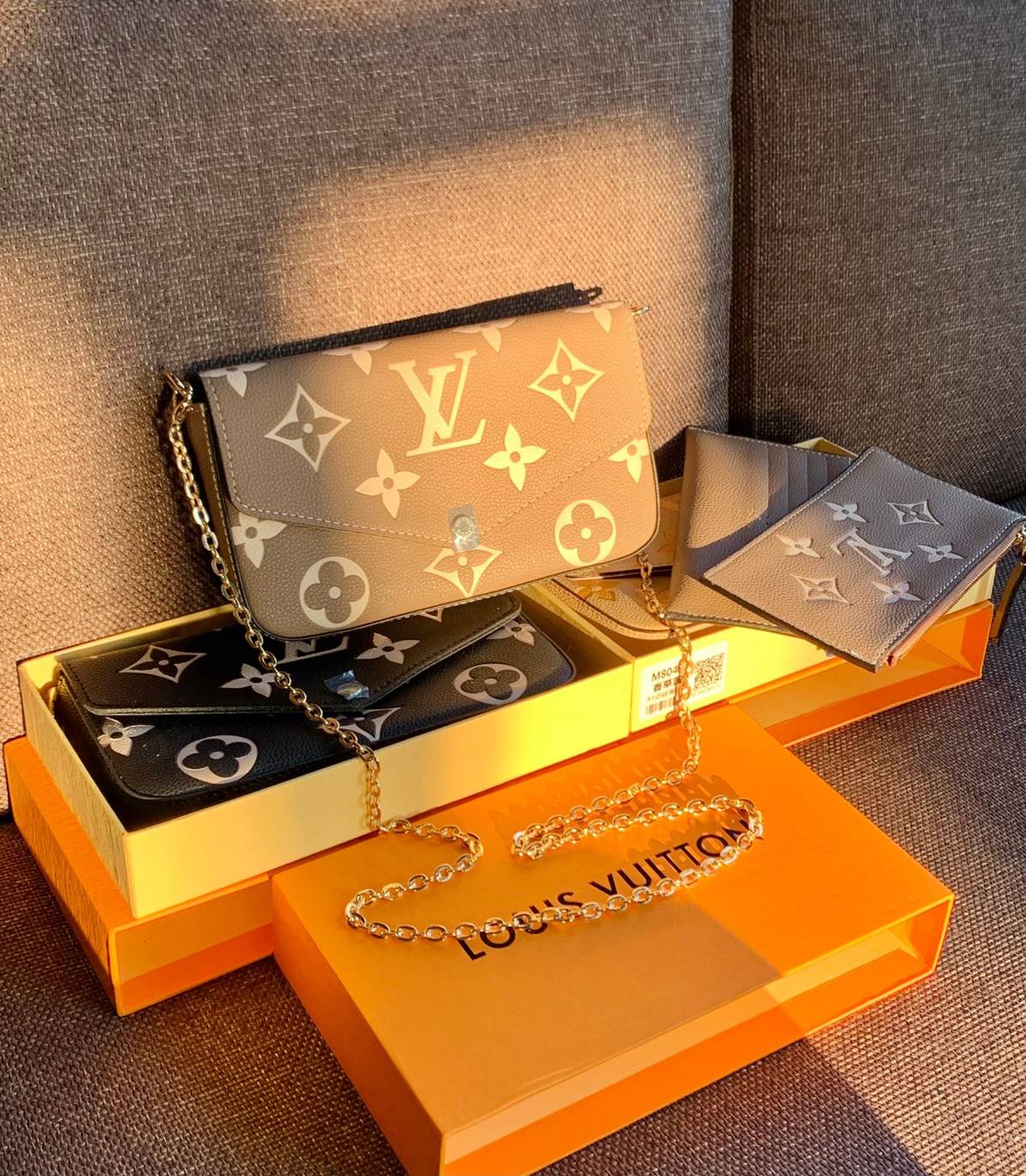 VIP 】Louis Vuitton Pochette Felicie ใบจริงหนังสวยมากๆค่า! ✔️กระเป๋าแบบคลัท มีสายสะพายโซ่มาให้ด้วยค่ะ ✔️หนังแกะสังเคราะห์อย่างดี ลายหนังสวย ปั้มลายแบรนด์ทั้งใบ ✔️รุ่นนี้มาพร้อมกระเป๋าเล็ก สำหรับใส่บัตรได้1ใบ//ใส่ธนบัตรแบบมีซิปรูดอีก1ใบ