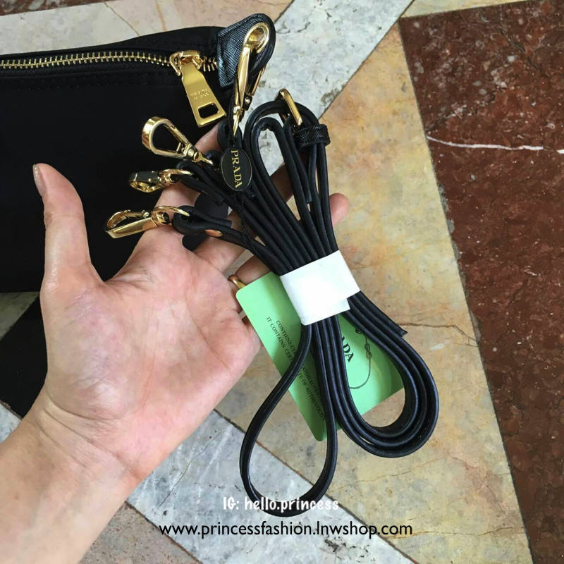 🍉 ที่สุดแห่ง Best Seller ~~ งานพรีเมี่ยมกิ้ฟ จากเคาเตอร์ต่างประเทศ จากแบรนด์ PRADA เป็นกระเป๋า เครื่องสำอางค์ แต่มีสายสะพายยาวให้ 2 สาย เป็นแบบคล้องแขน และสะพายข้างลำตัว ใช้เป็น shoulder bag ได้เลยค่า หรือ ถือลำลองสวยๆ ก้อเลิศค่ะ คุ้มมากค่ะ ภายในม