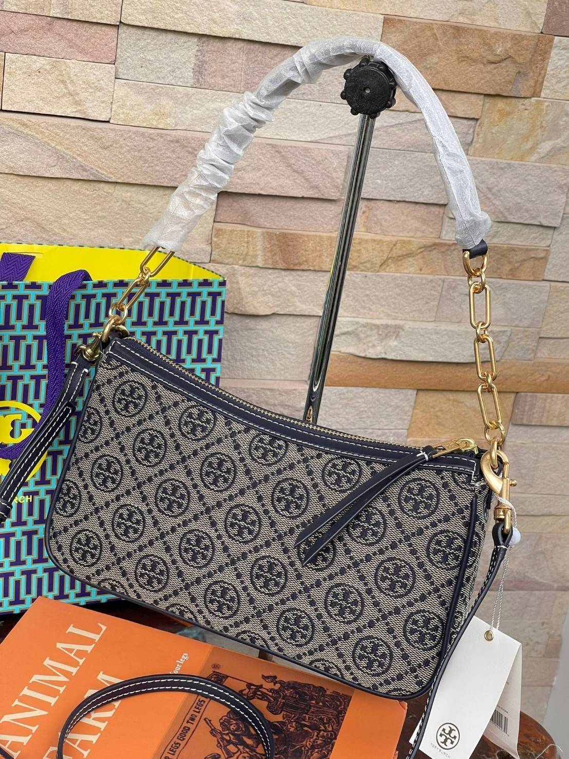 Tory burch T Monogram Jacquard Studio Bag กระเป๋า T Monogram Studio รูปทรงกระทัดรัด มาในสไตล์มินิมอลที่ถูกรังสรรค์อย่างปราณีตด้วยผ้าทอ jacquard เพื่อเฉลิมฉลองโลโก้กราฟฟิก ลวดลายสวยเด่น ดูสะดุดตา ใช้งานได้หลายรูปแบบ การแมทช์กระเป๋าให้เข้ากับการแต่งตัวทุกวั