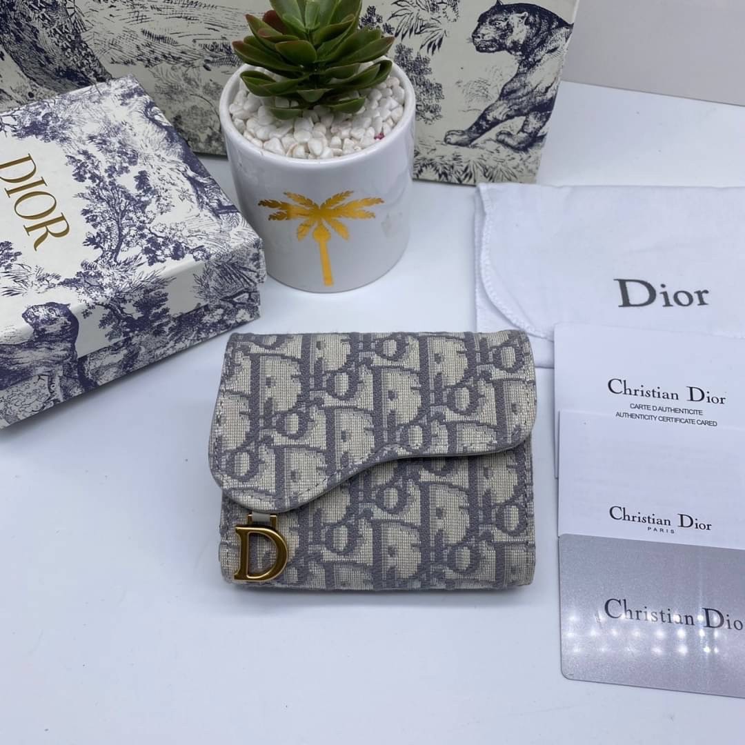 ORI 🥂 DIOR Wallet Saddle Lotus / Dior tri-fold wallet เกรดออริจินอล กระเป๋าสตางค์ 3 พับ วัสดุหนังแท้ และผ้า Jacquard อย่างดี ทอสวยงามที่สุด มีช่องใส่เหรียญมีซิปปิด ใส่การ์ด ใส่ธนบัตรได้ ครบเลยค่ะ ผสมผสานความสง่างามและคลาสสิกที่เข้ากับยุคสมัย ด้านห