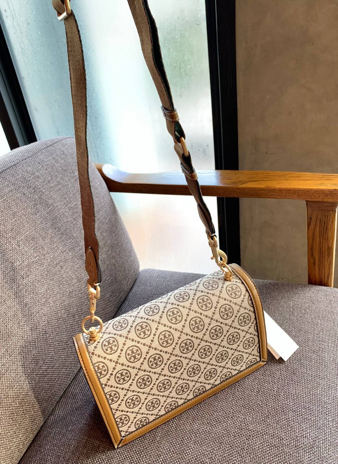 คุณภาพจัดเต็มกันเลยค่าา😘Tory Burch T Monogram Jacquard Shoulder Bag ห้ามพลาด! กระเป๋าสะพายแบบครอสบอดี้ร์ วัสดุJacquard+หนังแท้ชั้นดี ได้ลงตัวสวยงาม รูปแบบร่วมสมัยตามแบบฉบับแบรด์ได้ดีทีเดียวค่ะ! เปิดปิดกระเป๋าแบบอะไหล่แบรนด์ล็อคแม่เหล็ก