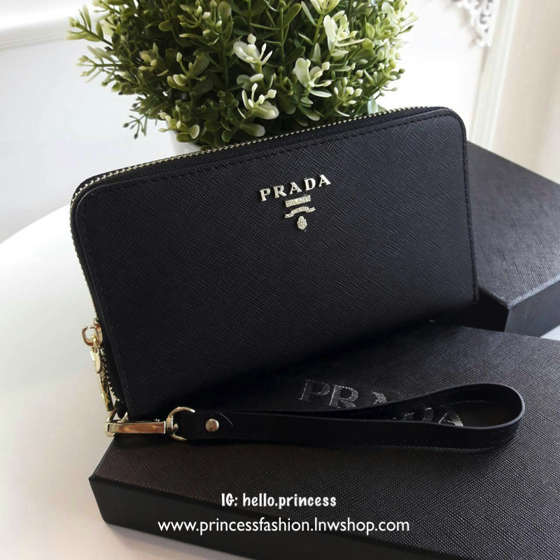 รุ่นขายดี เข้าแล้วค้า ช็อปเลย!! กับ Prada Wallet Saffiano กระเป๋าสตางค์ซิปรอบ *พร้อมสายคล้องมือ เปิดปิดด้วยซิป อะไหล่ทอง ปั้มแบรนด์ ทั้งใบ *จุดเด่นมีช่องใส่มือถือ ได้ถึงiphone7+ ใส่บัตรได้หลายช่อง ด้านในมีช่องซิปแยกอีก1ช่อง แถมยังมี ช่องใส่รูปอีกด้วยค้า เ