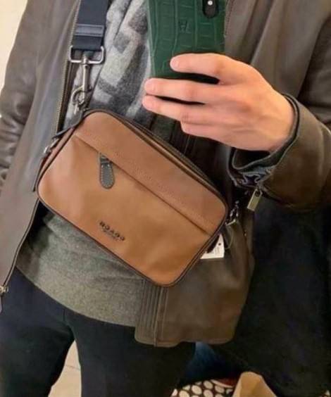 3สีเข้าใหม่งานคุณภาพอีกแล้วคับท่านน ทั้งสี ทั้งหนังสวยมากๆค่าา!! COACH GRAHAM CROSSBODY BAG ((39946)) พร้อมส่ง! กระเป๋าสะพายแบบครอสบอดี้ร์ ใช้ได้ทั้งชาย//หญิง หนังแท้อย่างดี เรียบหรูค่ะ ด้านหน้ามีช่องซิปซ่อนให้หนึ่งช่อง ช่องซิปหลักกว้าง ใส่ของจำเป็นได้ครบ