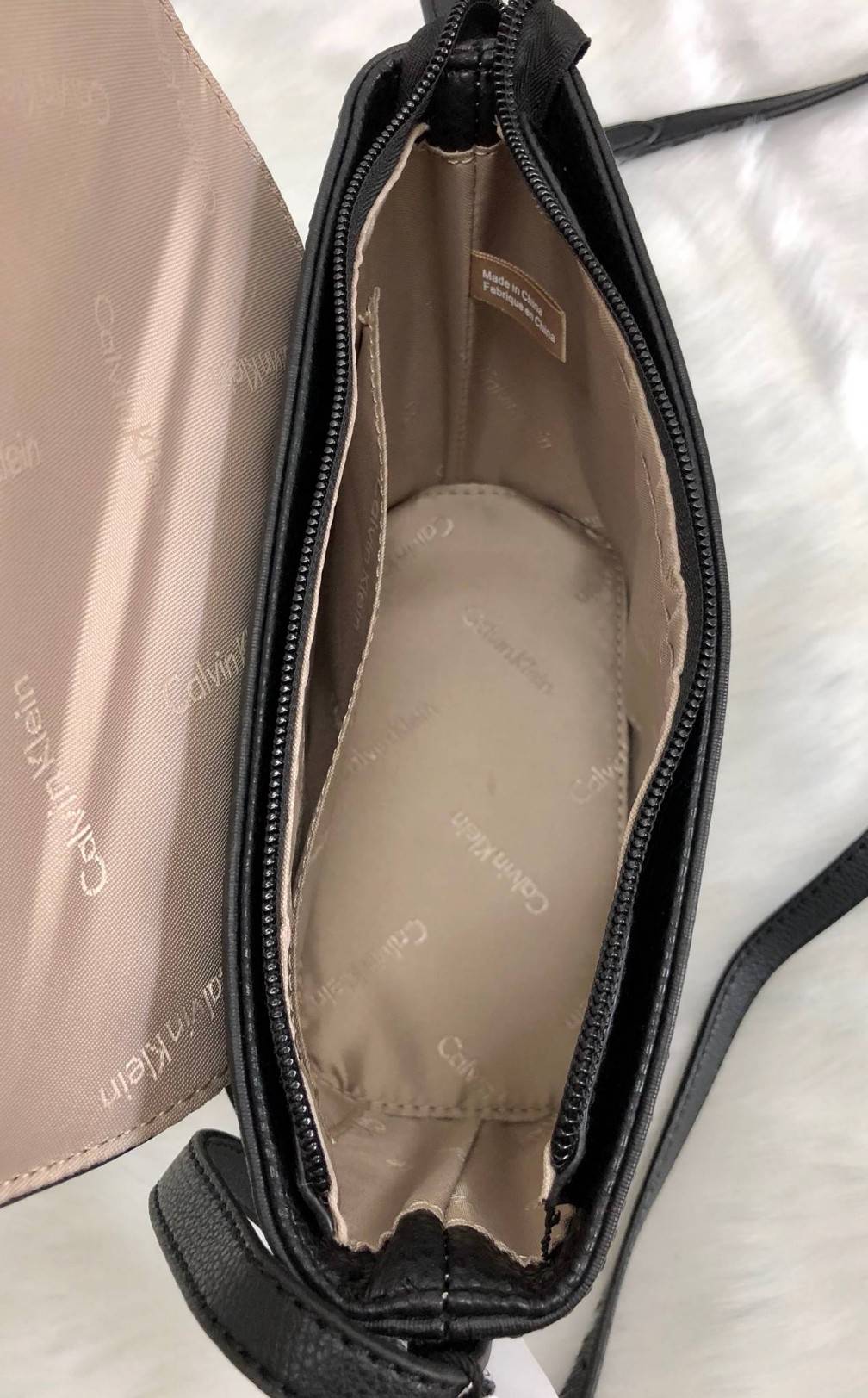 CALVIN KLEIN CROSSBODY BAG กระเป๋าสะพาย cross body วัสดุหนังผสมสัมผัสนิ่ม ขนาดกระทัดรัด ตัวกระเป๋าลายแบรนด์ทั้งใบ ฝาปิดมีโลโก้แบรนด์ เปิดออกมามีซิปปิดปากกระเป๋า ภายในโล่ง สามารถใส่ กปต.ใบขนาดปกติได้ มือถือได้ทุกรุ่น มีช่องเล็กให้ใส่ของจุกจิก พร้อมสายสะพาย