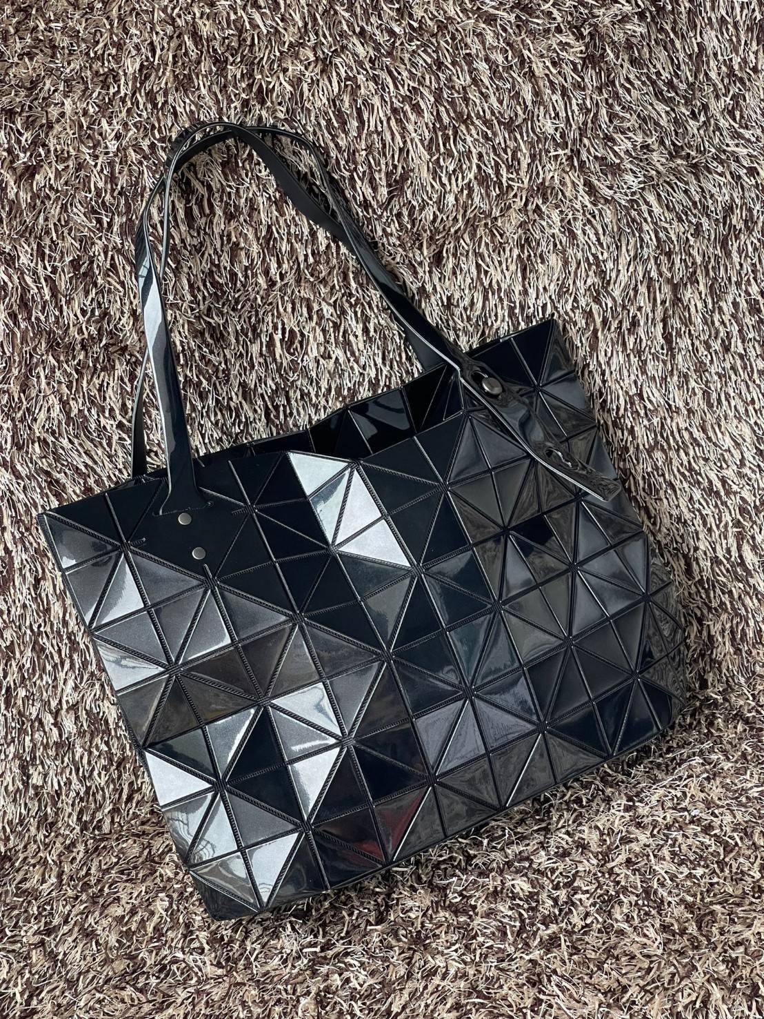Bao Bao Issey Miyake ROCK MATTE ซีรีส์นี้จะเป็นทรงสี่เหลี่ยมผืนผ้า มีซิปปิดด้านบน ถือเป็นรุ่นที่เหมาะกับการใช้งานในชีวิตประจำวัน สามารถพับมุมและบริเวณด้านล่างของกระเป๋าเพื่อเพิ่มความสะดวกสบายในการใช้งาน ทั้งยังช่วยให้วางกระเป๋าในแนวตั้งได้อีกด้วย แผ่นต่อส
