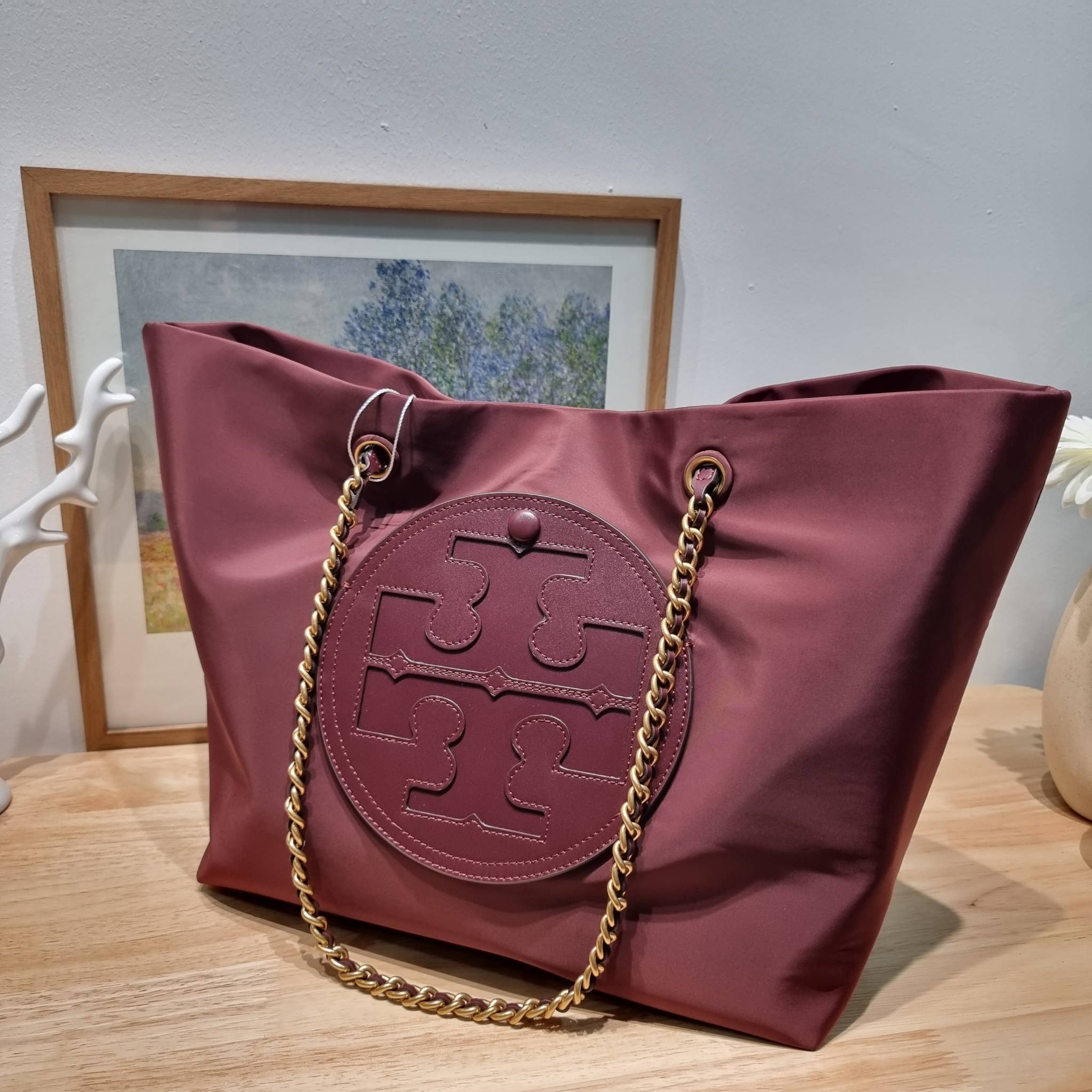 TORY BURCH Ella Chain Tote Bag / TORY TOTE NYLON BAG พร้อมส่ง 4 สี กระเป๋าสะพายทรงโท้ทใบใหญ่ จุของไปเลยแน่นๆ รูปทรงคลาสสิคชวนใช้ โดดเด่นด้วย patch โลโก้ แนะนำรีบสั่งใช้ไปสวยก่อนใครได้เลยน้า