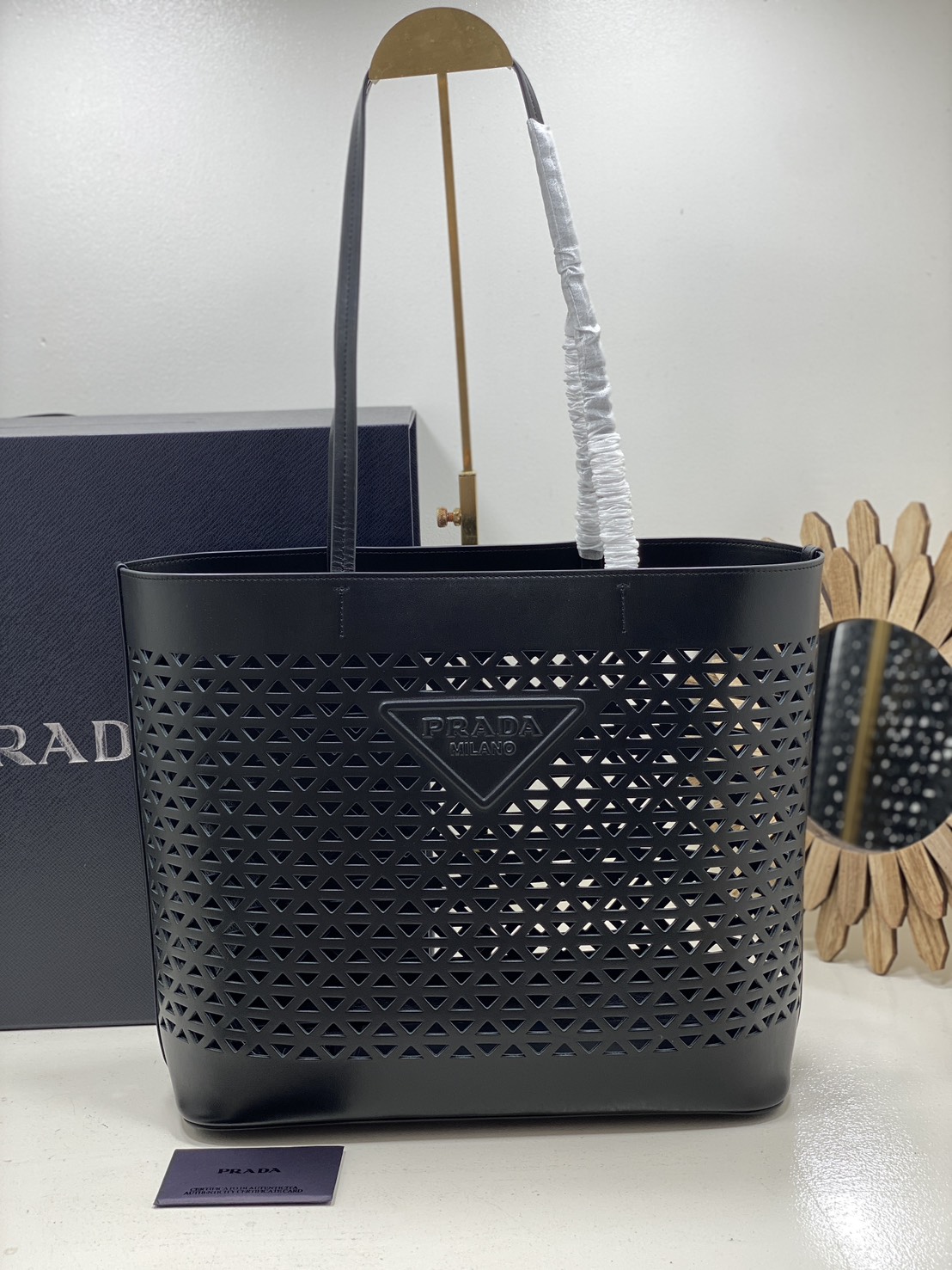 TOP ORI หนังแท้ | Prada Large perforated leather tote bag กระเป๋าทรงโท้ทใบใหญ่ ใจบางที่สุดกับคอลเลคชั่นนี้ ที่เพิ่มดีเทลความแพงด้วยการฉลุลวดลายรอบใบ ถักทอเป็นเส้นลายสานที่สวยงามมาก งานฝีมือจริงๆ
