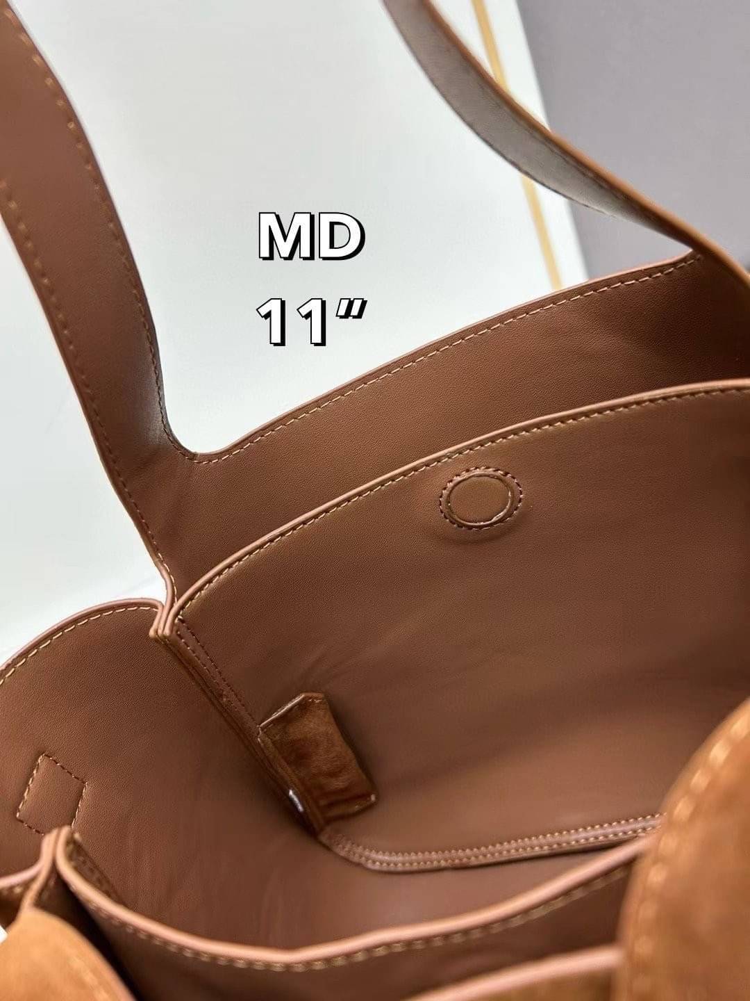 PRADA Suede Shopping Tote bag กระเป๋าทรงช้อปปิ้ง งานหนังกลับสวยเก๋ สวยเด่นเป็นเอกลักษณ์มาก ดีไซส์ทรงสวยหูจับในตัว ภายในโล่งกว้าง ใส่ของสำคัญได้สบายๆ