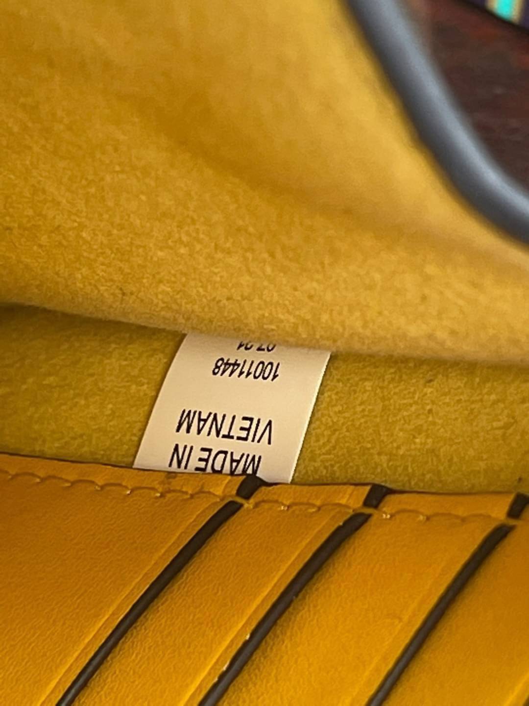 Tory burch t monogram jacquard mini pouchette ปังไม่หยุดกับลวดลาย T Monogram ที่มารังสรรค์ลงบนไอเท็มต่างๆ ในคอลเล็กชั่นต่างๆ สำหรับในรุ่นนี้มาในทรง mini pouchette ที่ได้ดีไซน์น่ารักๆแบบลุคช์ไฮโซ ที่สามารถปรับสายสั้นยาวได้ด้วยกระดุมสแน็ป ต่างออกไปกับคอลเลค