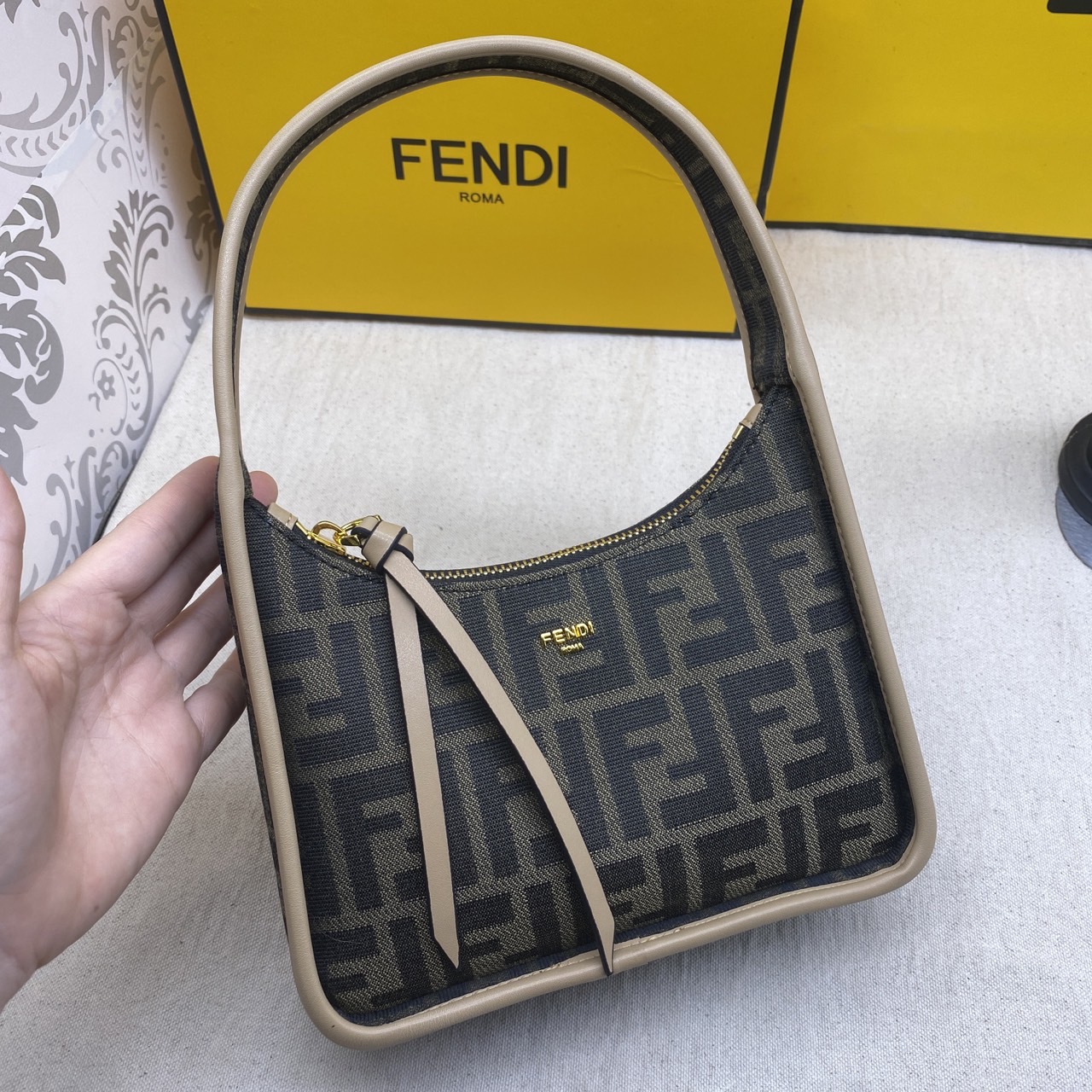 FENDI Mini Fendessence bag กระเป๋าถือลายโมโนแกรมรุ่นใหม่ 🧡 เกรดออริจินอล 1:1 สลับแท้ ใช้งานต่างประเทศได้