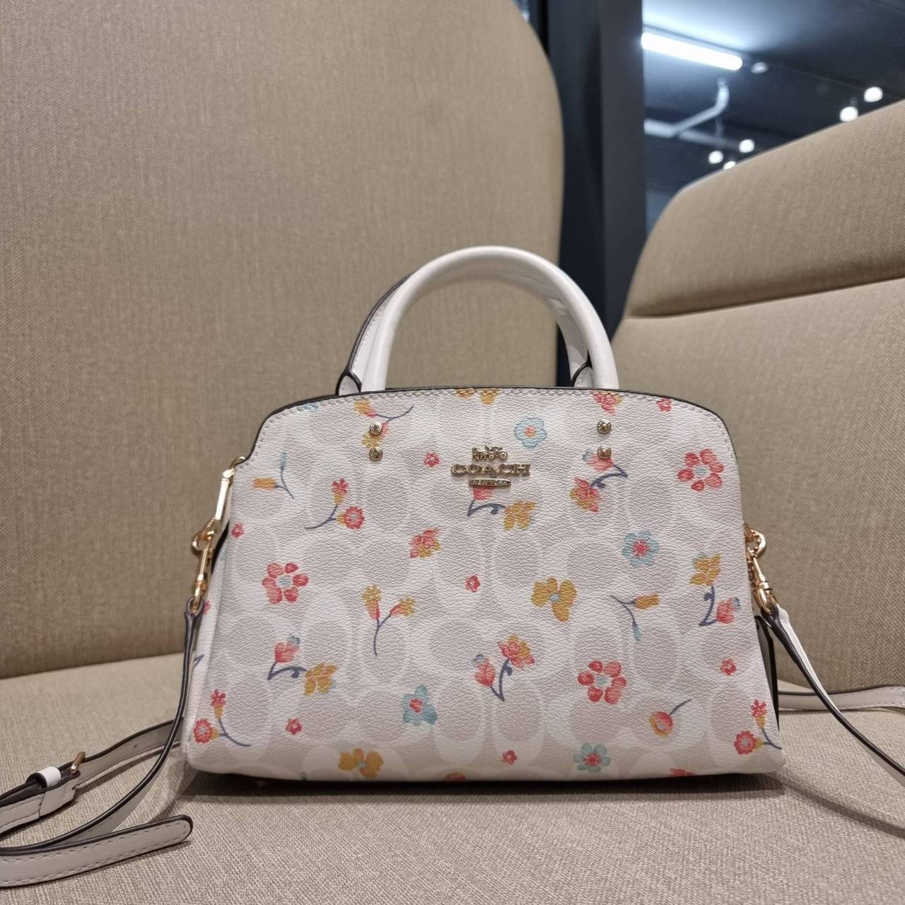 COACH C8340 MINI LILLIE CARRYALL IN SIGNATURE CANVAS WITH MYSTICAL FLORAL PRINT สีใหม่ล่าสุด กับรุ่นที่สุดของความขายดี คอลยอดฮิตในลวดลายสุดชิค กระเป๋าสะพายทรงสวย ที่ดีไซน์ออกมาให้ใช้งานง่าย สะดวก สวย หรู ดูดี!! วัสดุหนังแคนวาสเคลือบลาย มาพร้อมสายสะพายข้าง