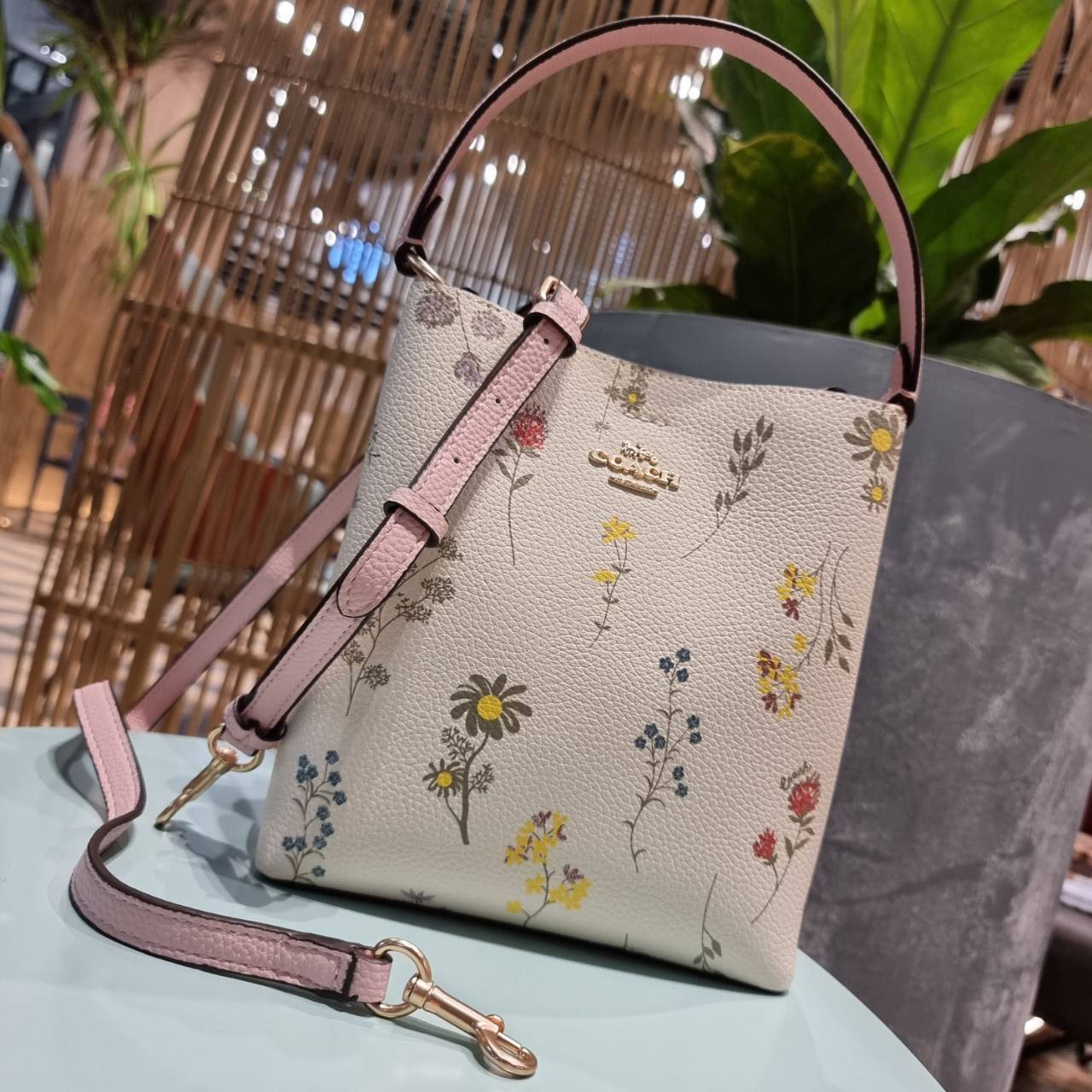 COACH C3598 SMALL TOWN BUCKET WITH SPACED WILDFLOWER PRINT คอลเลคชั่นใหม่ พร้อทเสิร์ฟความสวยก่อนใคร กระเป๋าทรงบัคเก็ตยอดฮิตตลอดกาล ดีไซน์ดอกไม้คละรอบใบ วัสดุหนัง pepble ดูผู้ดี ละมุนไปอีก ปากกระเป๋าเปิด-ปิดด้วยกระดุมแม่เหล็ก 2 ฝั่ง มีหูจับในตัวและสายสะพาย