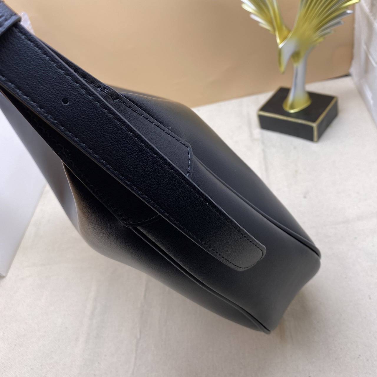 CELINE HOBO / CELINE HELOISE BAG IN SUPPLE CALFSKIN ไปตามตาลิซกัน ^^ เดอะเบสท์เซลเลอร์ต้องยกให้ กับกระเป๋าสะพาย ฟังก์ชั่นสุดเลิศ