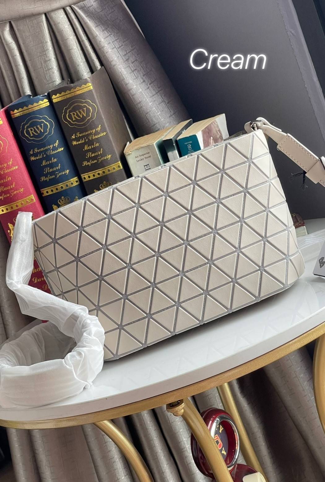 BAO BAO ISSEY MIYAKE Crystal Shoulder Bag งานดีไซน์ที่ดูเรียบง่ายทั้งรูปแบบการใช้งาน มีช่องเปิดปิดแบบซิปเพื่อให้คุณพกพาของมีค่าได้อย่างสบายใจป้องกันสิ่งของตกหล่น