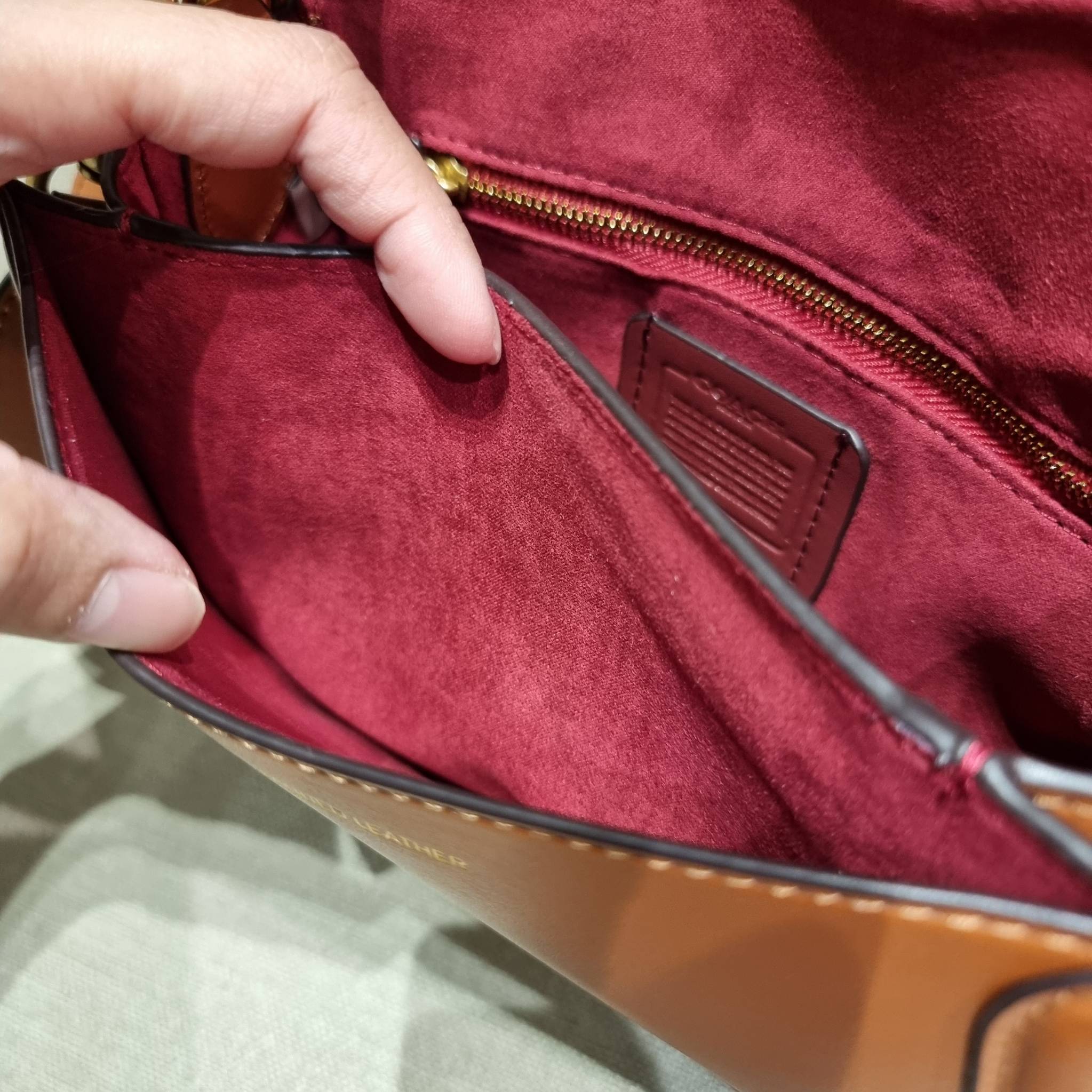 COACH C0749 BEAT SADDLE BAG The best item! ที่สาวๆรอคอย! ฮอตไฟลุก! สีหายาก ละมุนคุณหนู คอลเลคชั่นใหม่ ดีไซน์หรูหรา พิเศษมากๆมาพร้อมสายสะพาย 2 เส้น ใช้คู่กันหรือแยกสะพายก็สวยครบสูตร กระเป๋าสะพายทรง saddle คลาสสิค วัสดุหนัง glove-tanned ทนทาน เปิด-ปิดด้วยกร