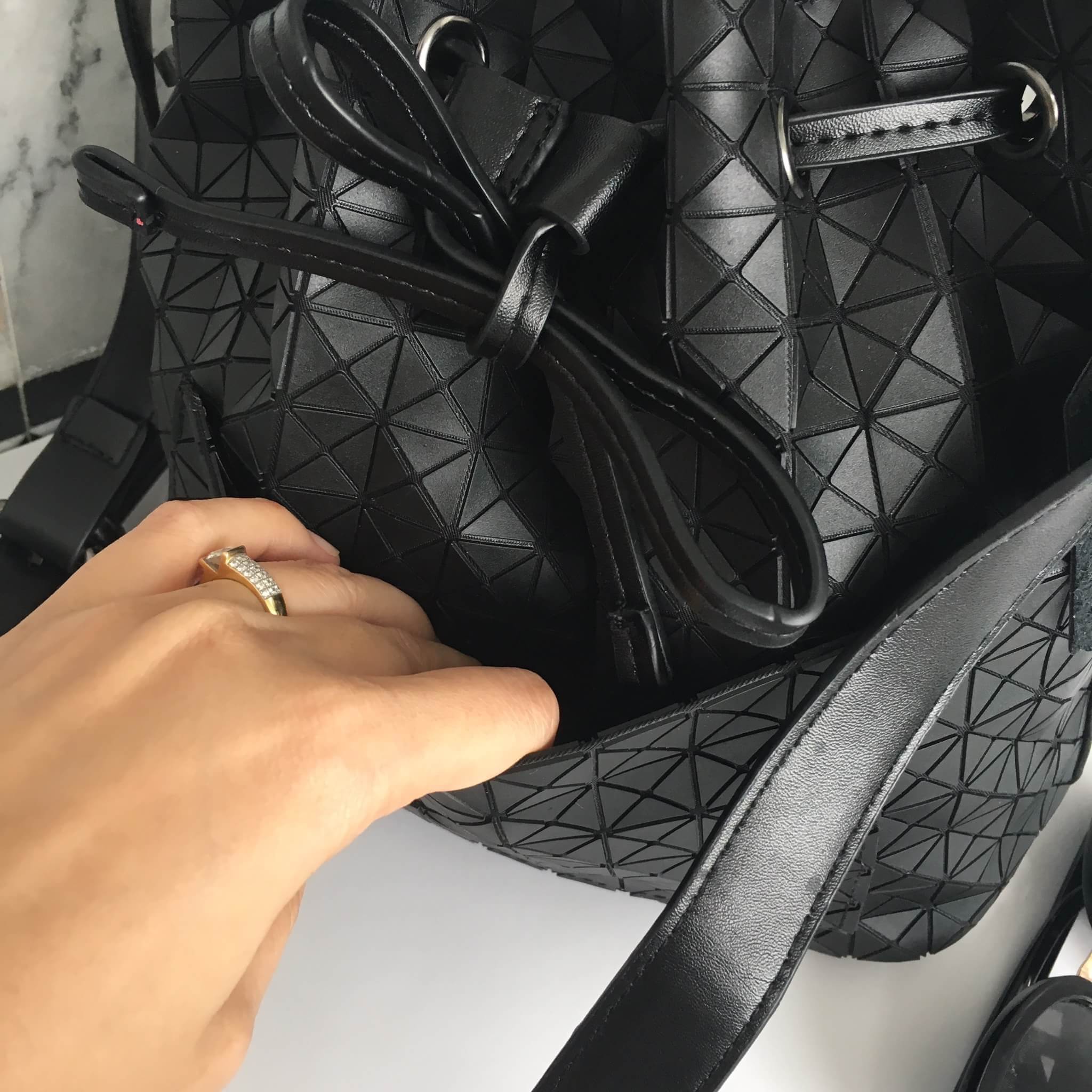 ทรงขายดี น่ารักมาก Size L คะ David Jones Bucket Leather (bag) กระเป๋าสะพายข้างดีไซน์เกร๋มาก สีดำสวยมาก #chic รุ่นนี้ รูปแบบน่ารัก แอบเก๋ด้วยดีไซด์ของตัวกระเป๋า และที่มัดสายกระเป๋า ด้านหน้ามีช่องเก็บของให้คะ ภายในมีช่องเก็บของจุกจิกได้ #มีถุงผ้าแบรนด์ให้คะ