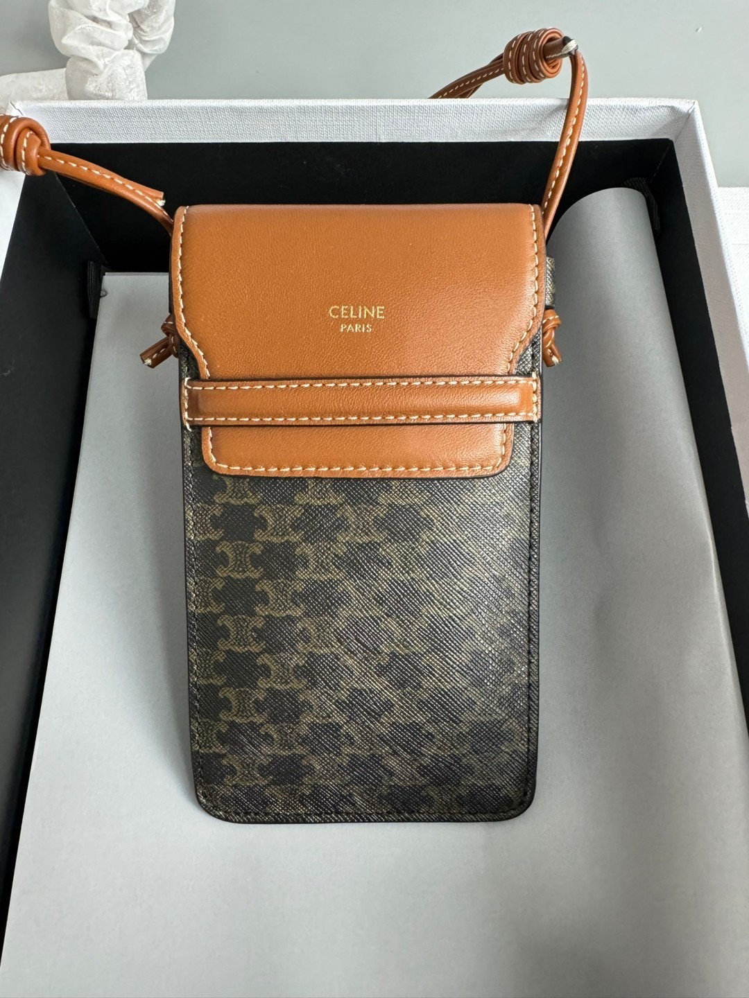 CELINE PHONE POUCH WITH FLAP IN TRIOMPHE CANVAS AND LAMBSKIN กระเป๋าใส่โทรศัพท์ เกรดท็อปออริจินอล 1:1 สลับแท้