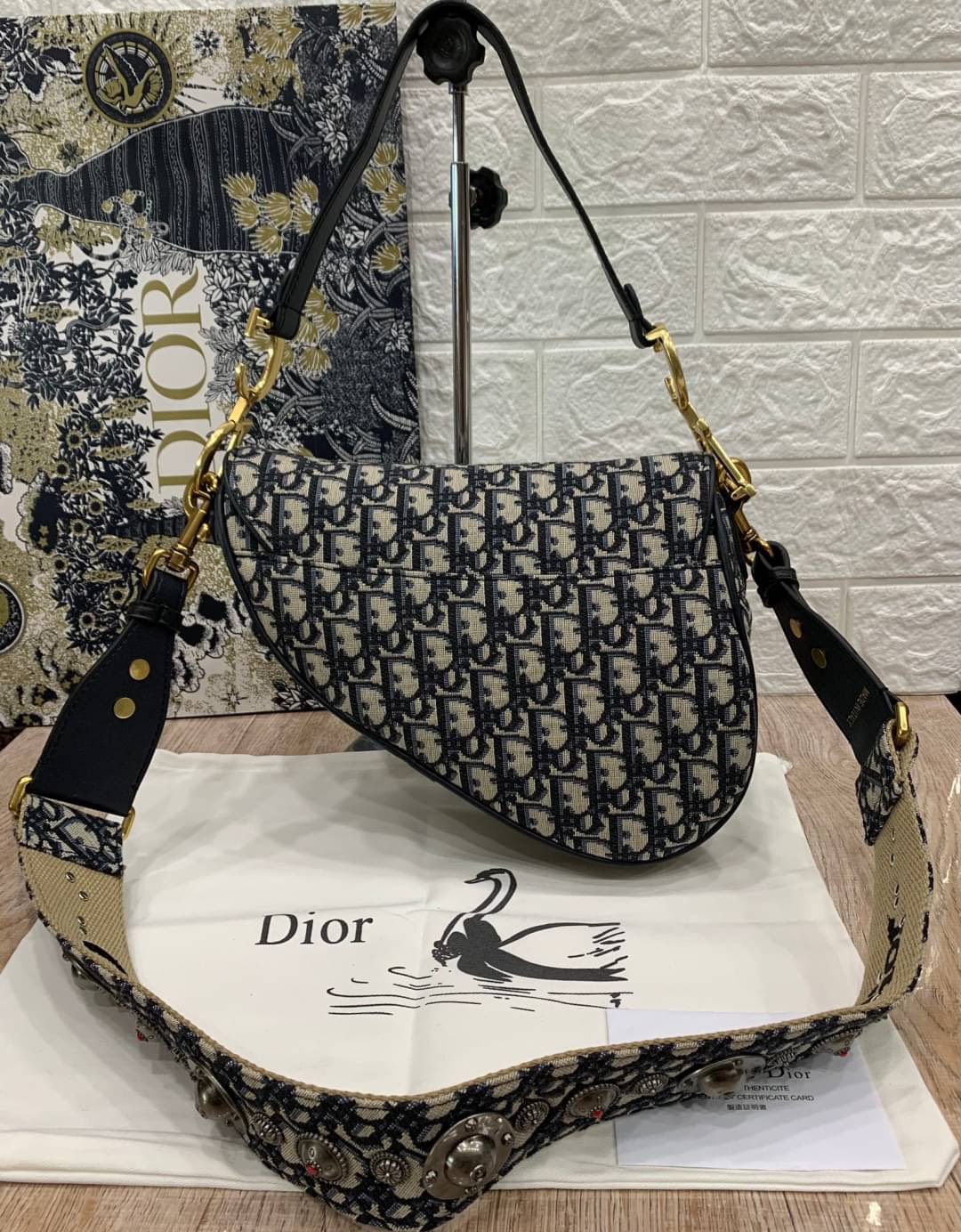 VIP GIFT CHRISTIAN DIOR Oblique Canvas Saddle Bag กระเป๋ารุ่นยอดนิยมตามแบบฉบับแบรนด์ ใช้งานได้ 2 แบบ สะพายยาว CROSSBODY และสายสั้นถือได้เก๋ๆ ลุคนี้คูลสุดๆ เลยค่าา ภาพถ่ายจากสินค้าจริง! สวยมาก พร้อมส่งที่ไทยราคาสุดคุ้ม สาวๆ ห้ามพลาดค่ะ!