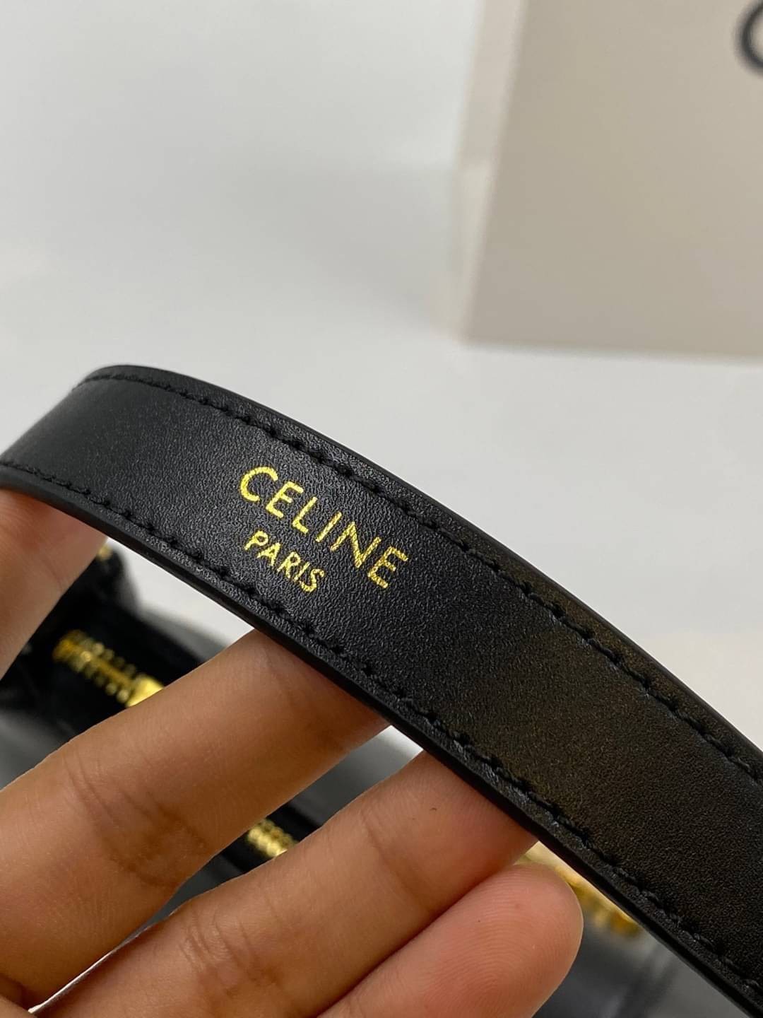 CELINE AVA TRIOMPHE SOFT BAG IN TRIOMPHE CANVAS AND CALFSKIN / CELINE SHOULDER BAG รุ่นใหม่ล่าสุดดีไซน์สวยหรู หนังสวยอยู่ทรง ภายในโล่งกว้างและจุสามารถใส่มือถือ กระเป๋าสตางค์ ของใช้ได้เยอะ