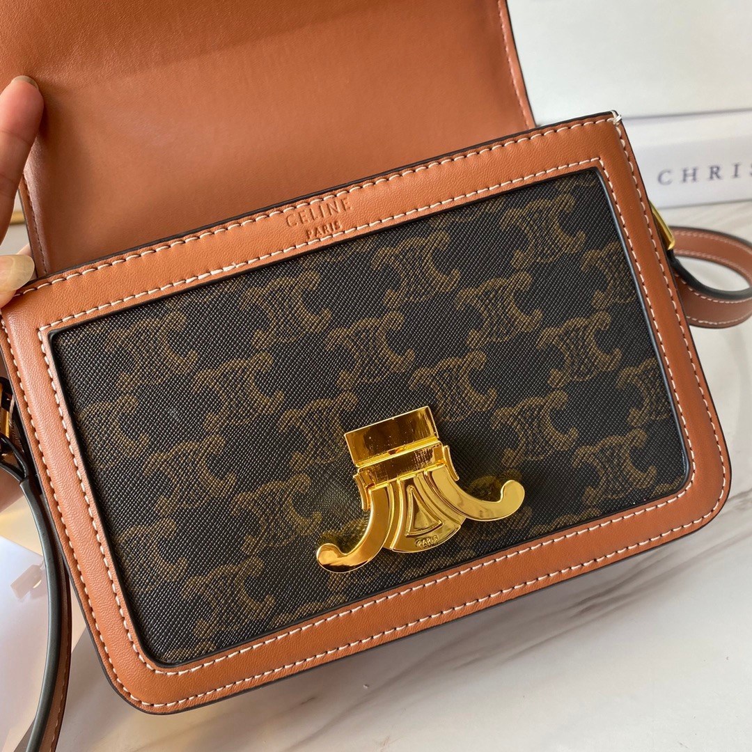 พร้อมส่งรุ่นขายดี!! CELINE CROSSBODY VIP GIFT WITH PURCHASE GWP กระเป๋าพรีเมี่ยมกิ๊ฟ Limited จาก PARFUME DUTYFREE COUNTER สวยอยู่ทรงเปิดปิดด้วยตัวล้อคด้านหน้า ภายในมีช่องใส่ของหลัก พร้อมช่องซิป ใส่กระเป๋าสตางค์กลาง + มือถือได้ ทรงนี้กำลังมาแรงมาก แมชต์ลุค