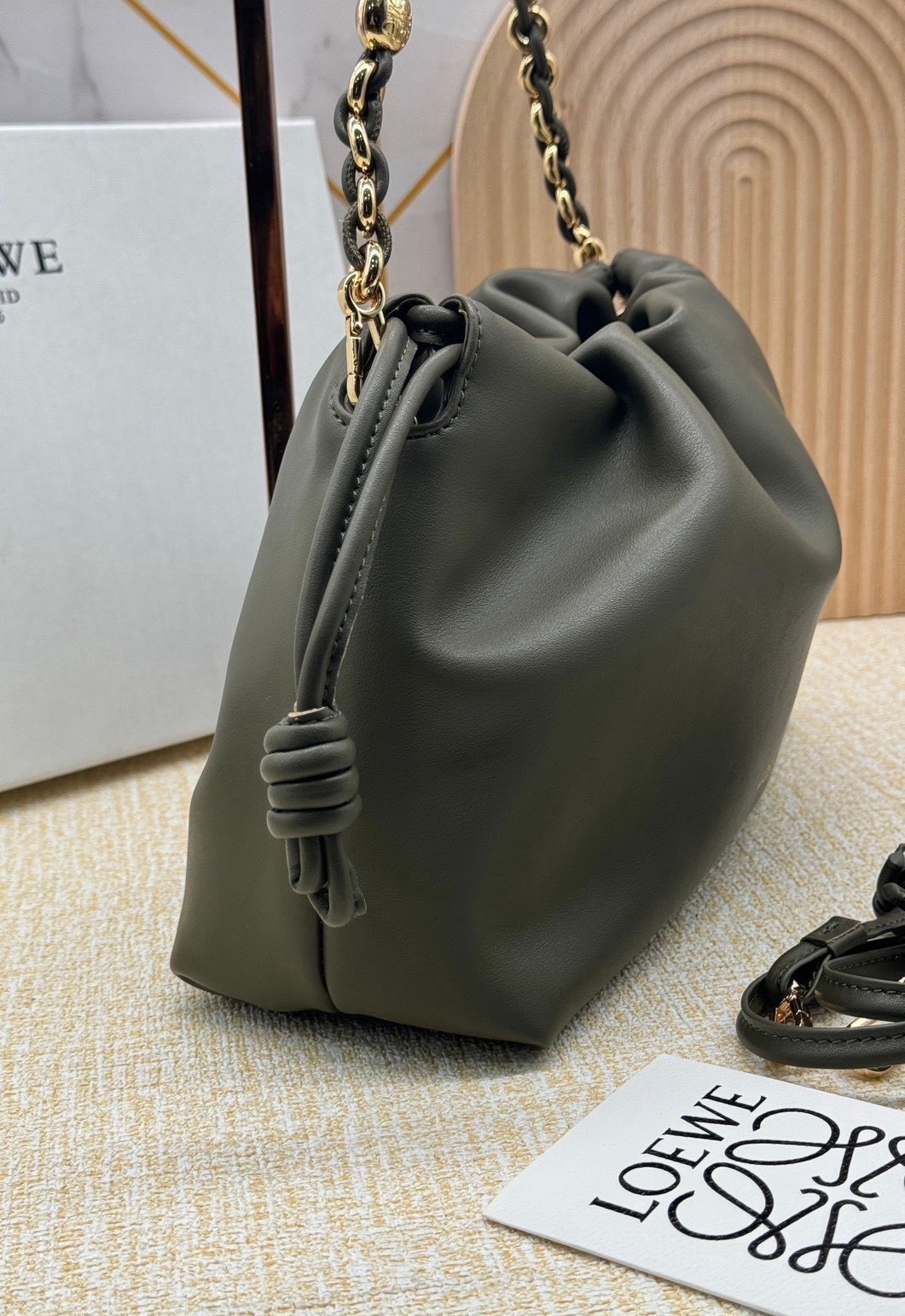 ORI หนังแท้ | Medium Loewe Flamenco purse in mellow nappa leather 30cm กระเป๋าสะพายทรงคลัช เรียบหรูดูแพง เรียบง่ายใช้งานสะดวก หนังแนปป้าให้สัมผัสนุ่มสบายผิว มาพร้อมสายสะพายร้อยห่วงหรูหรา