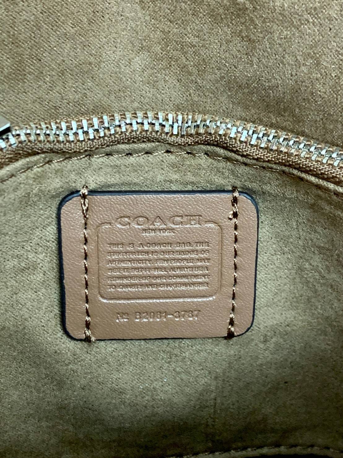 OUTLET 】COACH TABBY TOP HANDLE 20 LEATHER BAG หรูหรามากๆค่ะ สินค้าแนะนำ!! กระเป๋าถือ//สะพายข้างได้ วัสดุหนังแท้อย่างดี หนึ่งใบทำหนัง2แบบได้อย่างลงตัว สวยงาม มีอะไหล่ตัวC ใหญ่ด้านหน้าโดดเด่นหรูมากๆค่ะ 🔺เปิดปิดแบบกดล็อค ภายในมี2ช่องสำหรับใส่ของ สามา