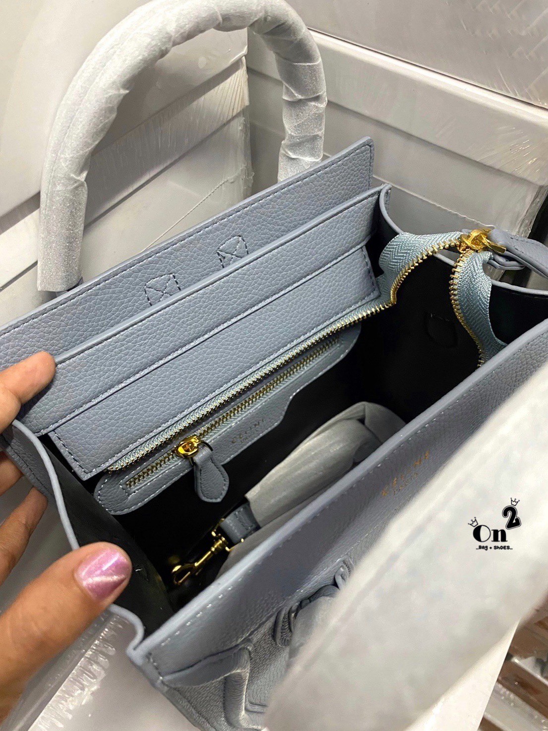 พร้อมส่งรุ่นยอดฮิต!! CELINE HANDLE BAG VIP / Celine Nano Luggage Bag กระเป๋าหนังแท้ ขนาดกำลังดี เปิดปิดด้วยซิปอะไหล่ทองมีที่จับหนัง ด้านในกว้าง มาพร้อมช่องซิปอีกช่อง เป็นอีกทรงที่ฮิตมานานข้ามปี มาพร้อมสายยาวสะพายแบบ CROSSBODYได้ หรือจะถือออกงานก็สวยหรูอีก