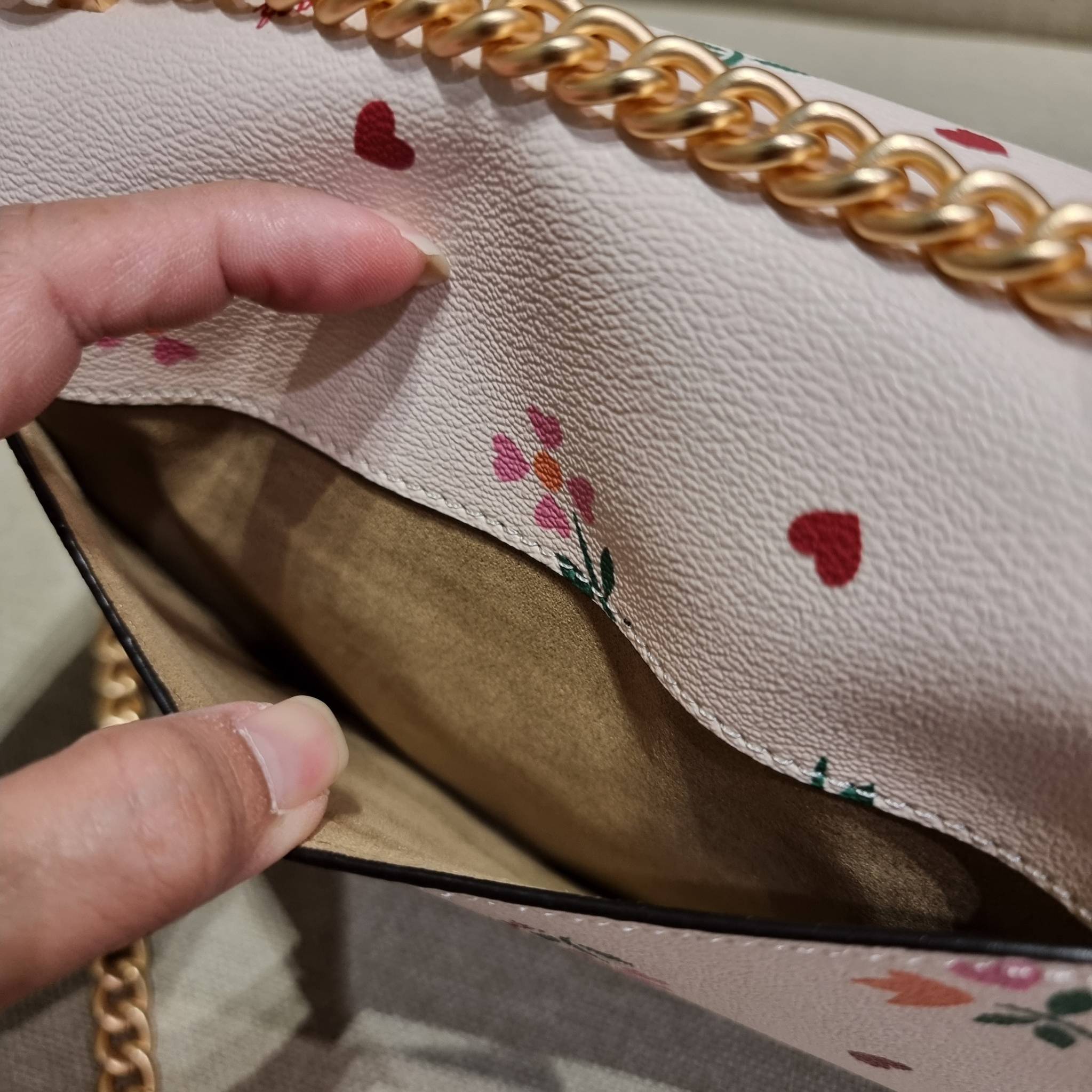 COACH C7596 KLARE CROSSBODY WITH HEART PETAL PRINT หนึ่งคอลเลคชั่นที่ฮิตไม่หยุดยั้ง!! ขายดิบขายดีทุกดีไซน์ รอบนี้มาตอบโจทย์สายหวาน ใหม่ล่าสุด น้องน่ารักม้ากกกก!! กับกระเป๋าสะพายข้าง โทนสีละมุนลูกคุณ!! คือดี!! เพิ่มลูกเล่นช่อดอกไม้หัวใจ ให้มีสีสัน สายสะพาย