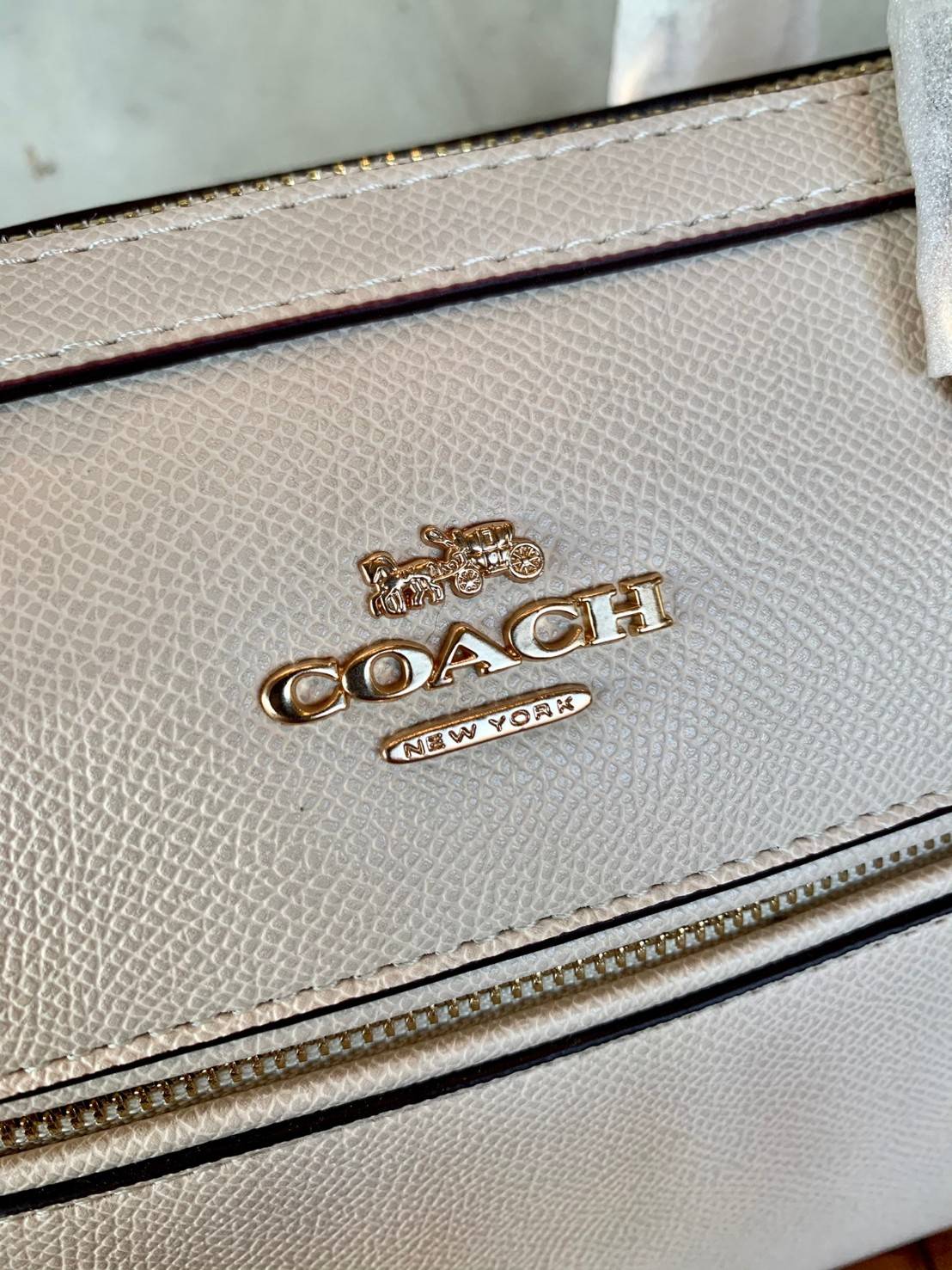 COACH ROWAN SATCHEL BAG ((79946)) กลับมาอีกครั้ง พร้อมสีหายากค่ะ! กระเป๋าหิ้วทรงหมอนสุดฮิตของสาวๆ//สะพายข้างได้ หนังแท้ ลายหนังสวย ทรงสวย ด้านหน้ามีช่องซิปให้หนึ่งช่อง เปิดปิดช่องหลักแบบซิป ภายในกว้างใส่ของจำเป็นของสาวๆได้ครบ มีช่องเล็กและช่องซิปใส่ของจุก