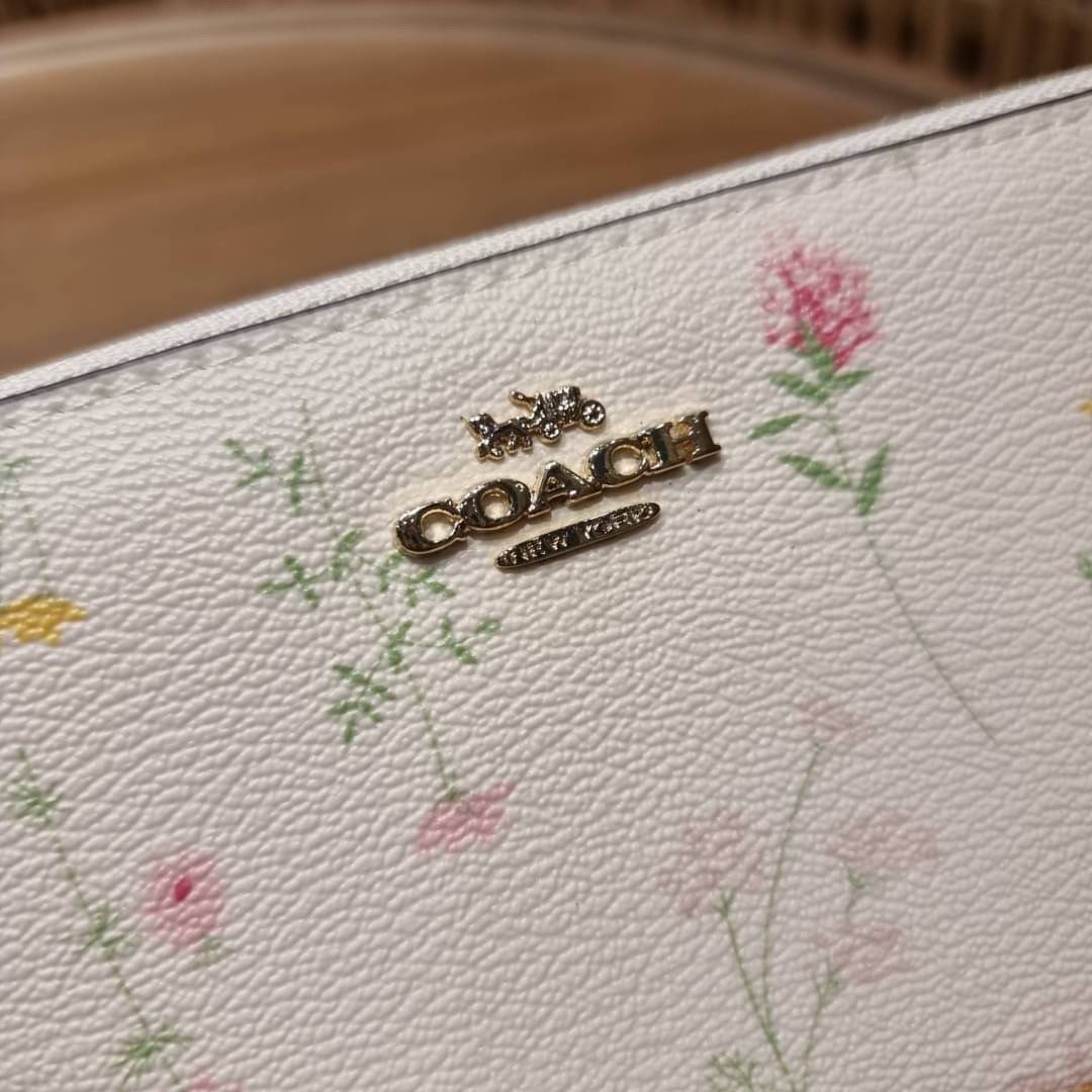 COACH ACCORDION ZIP WALLET IN SIGNATURE CANVAS WITH DAISY BUNDLE / MEADOW PRAIRIE / SPACED WILDFLOWER / DAISY BUNDLE PRINT C0033/F31778/69832 กระเป๋าสตางค์ใบยาว ลวดลายน่ารักน่าใช้มากๆ พื้นเป็นลายซีเอกลักษณ์ วัสดุหนังแคนวาสเคลือบลาย เปิด-ปิดด้วยซิปรอบ ใส่ม