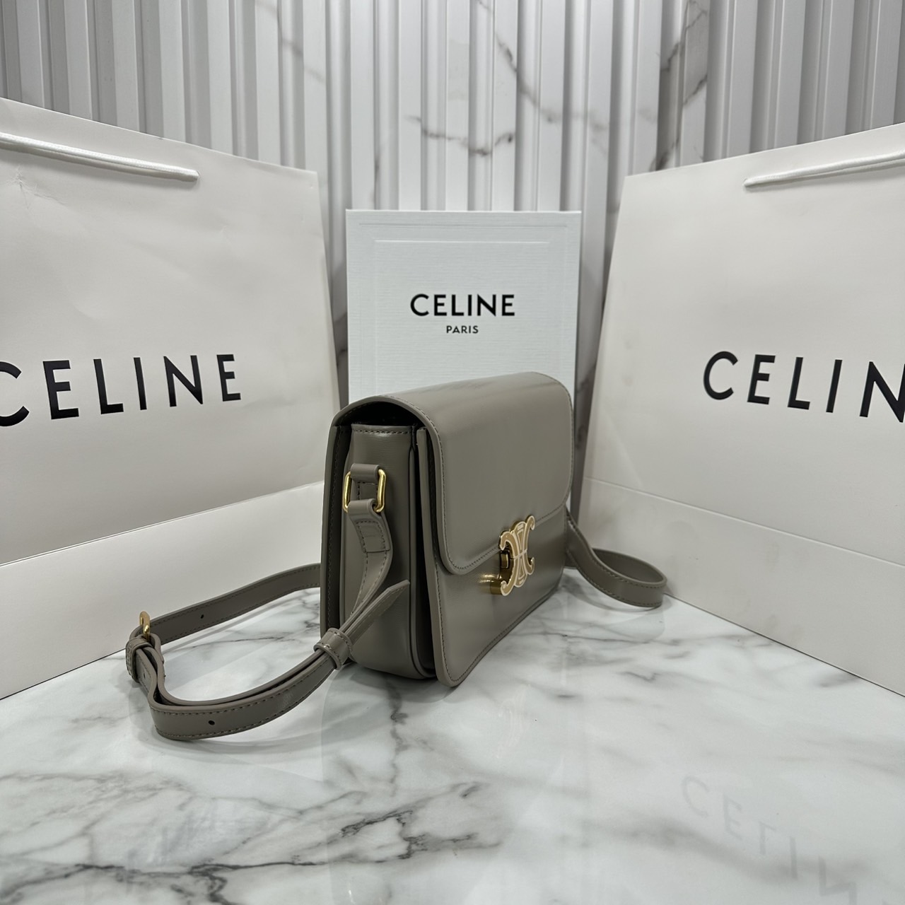 ORI หนังแท้ | 9" CELINE CLASSIQUE TRIOMPHE bag in natural leather กระเป๋าสะพายรุ่นยอดนิยม ด้วยรูปทรงสี่เหลี่ยมผืนผ้า ดีไซน์คล่องตัวถ่ายทอดให้เห็นถึงแก่นแท้ของสไตล์