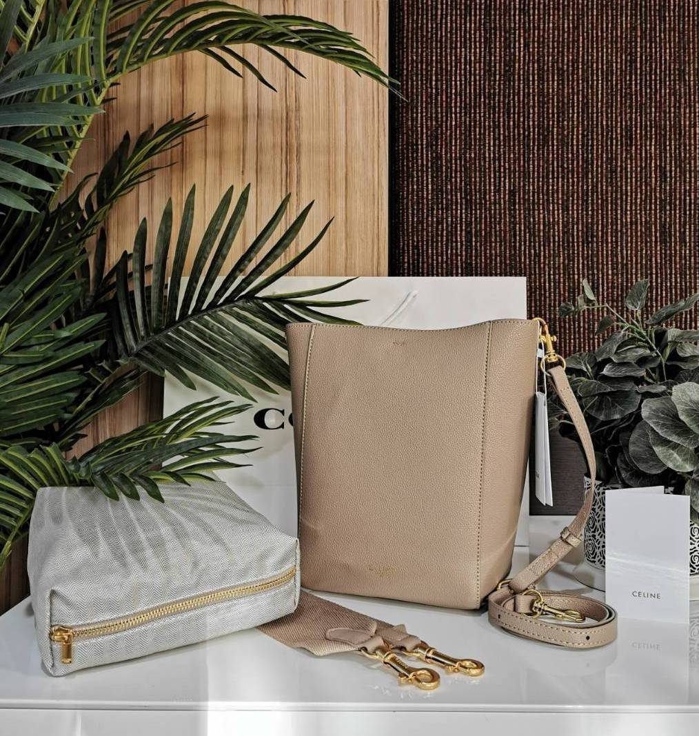 ซื้อ1ได้ถึง2! CELINE TRIOMPHE BUCKET BAG VIP GIFT WITH PURCHASE (GWP) พรีเมี่ยมกิ๊ฟ Limited Edition จาก CELINE PERFUME DUTY FREE COUNTER วัสดุหนังแท้ CALFSKIN ดีไซน์ทรง Bucket ขนาดกำลังดี มาพร้อมใบเล็กด้านในแยกใช้ได้ น้ำหนักเบา ภายในกว้างใส่ของใช้ได้เยอะพ