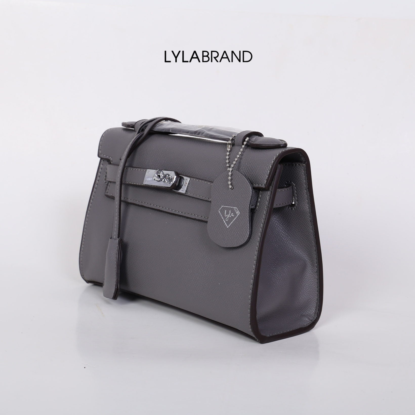 LYLABRAND🔔 KELLY MINI SIZE 22 CM / EPSOM PU TOP PREMIUM มาพร้อมสายหนังและสายโซ่คุณภาพดีสุดๆ ใบเล็กน่ารักพอดิบพอดีถือเป็นครัชออกงานได้ให้ลุคหรูสุด หรือจะใส่กับชุดทำงาน กางเกงยีนส์ ได้หมด ครบเลยค่ะ ให้ลุค ผู้ดีมากๆ ใส่ iphone plus ได้ทุกรุ่น มีสีให้