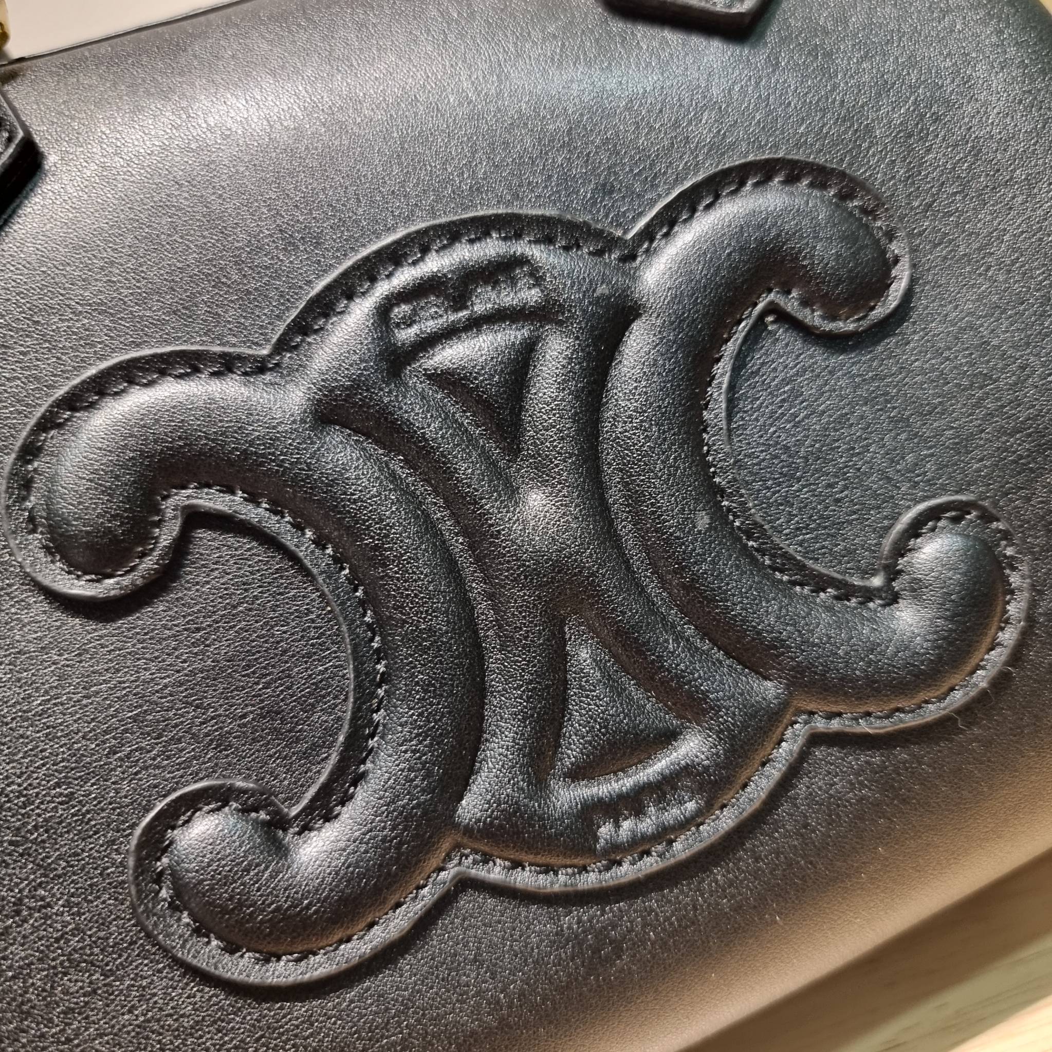 CELINE SMALL BOSTON CUIR TRIOMPHE IN SMOOTH LEATHER ฮิตมากกับสุดยอดความคลาสสิค ในรูปทรงสวย กับกระเป๋าสะพายทรงหมอน กะทัดรัด ขนาดกำลังดี ใช้งานสะดวก วัสดุหนังผิวเรียบ สวยคม