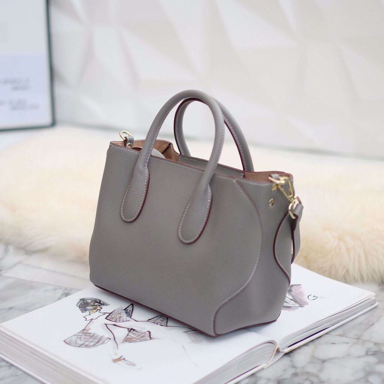 KEEP รุ่น COZY สวย ตอบโจทย์ ด้วยรูปทรงที่ เรียบหรู ทรงกระเป๋า ปรับได้ 2 แบบ เก็บทรง หรือ ขยายทรงได้ ตอบโจทย์ทุกการใช้งาน หนังกระเป๋า Saffiano อย่างดี ภายใน บุด้วย ผ้า Craft เอกลักษณ์เฉพาะ ทำให้ กระเป๋าเบา และ เพิ่มความสวยงาม ภายใน ทำช่อง แยก เฉพาะ สำหรับเ