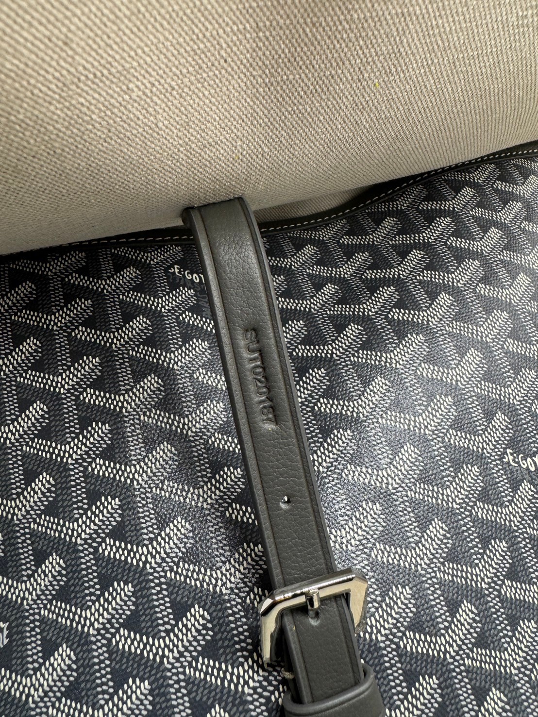 GOYARD Capetien MM Messenger Bag กระเป๋าแมสเซ็นเจอร์ใบใหญ่ ที่สุดของความหรู ตอบโจทย์การใช้งานจุของได้เยอะ เอกสาร แทปเล็ต พร้อมสายสะพาย ใช้งานง่าย ใบจริงสวยงามตามรูปค่ะ