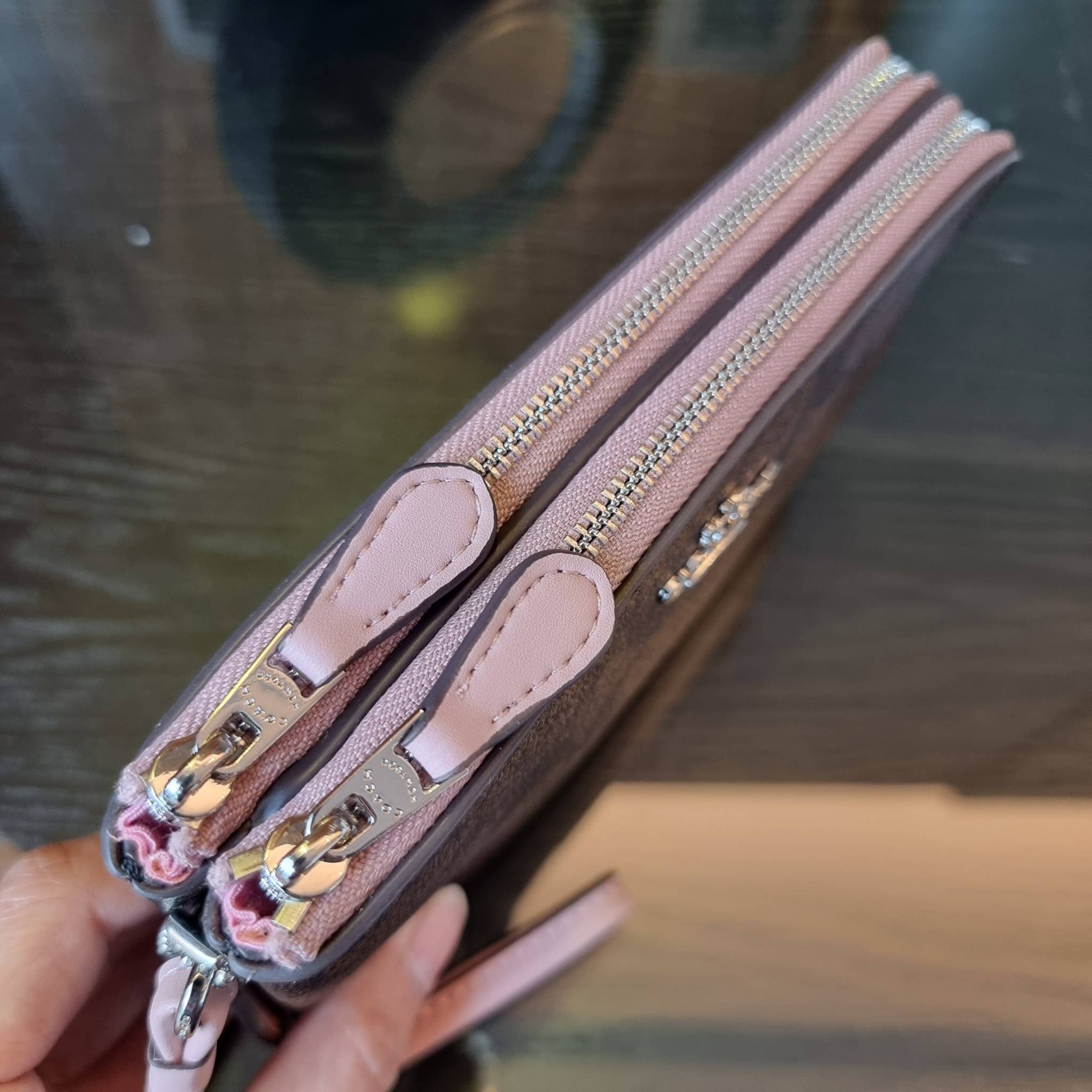 COACH F87591 DOUBLE CORNER ZIP WALLET IN SIGNATURE COATED CANVAS คล้องมือรุ่น 2 ซิป!! มาแล้วจ้า 🌟🤗 ไซส์นี้คือเหมาะมือจริงๆ พกง่ายเช่นเคย ไม่ต้องกังวลว่าจะเกะกะหรือกินพื้นที่กระเป๋าหลัก วัสดุหนังแคนวาสเคลือบลาย มีช่องหลักแยก 2 ช่อง ภายในบุผ