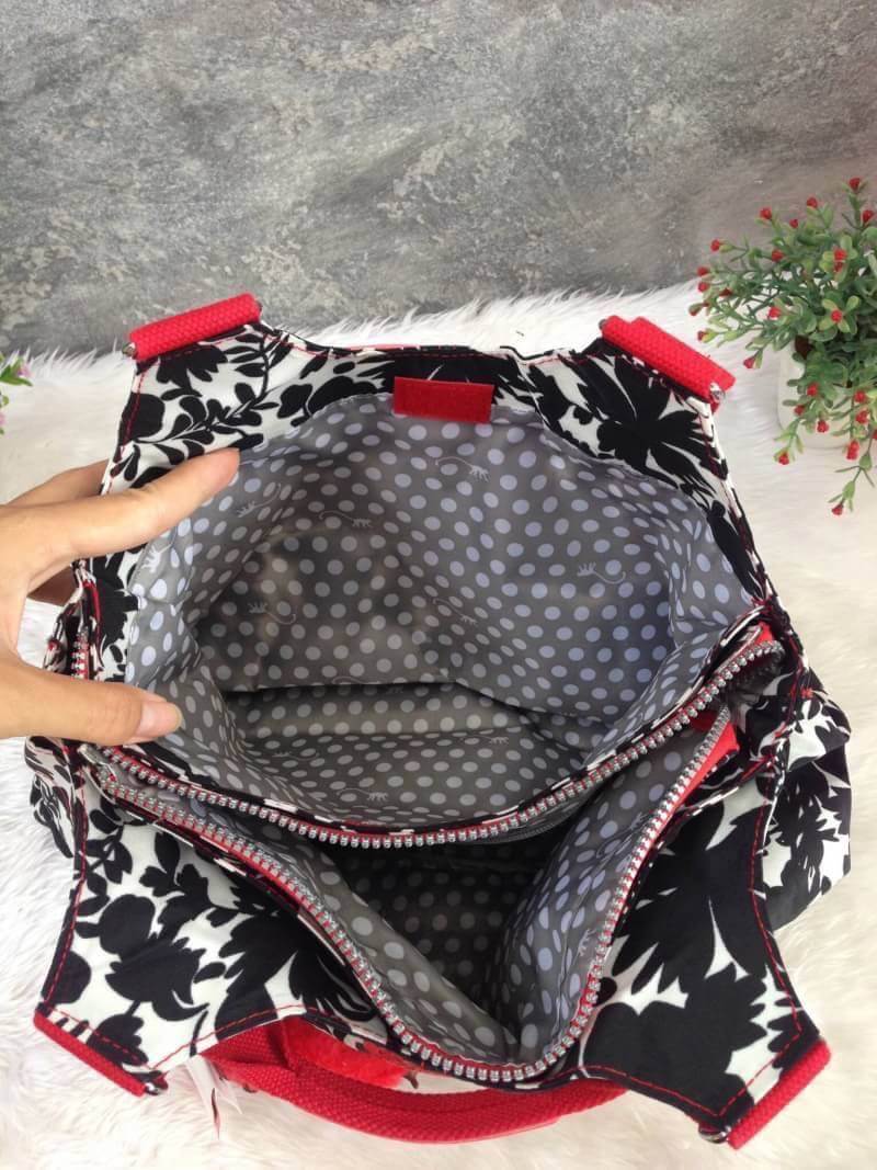 Kipling รุ่น Cicele กระเป๋าสะพายไหล่ใบใหญ่ สวยน่ารัก ตัวกระเป๋าด้านในเป็นช่องโล่งแบบปิดเปิดด้วยซิป มีช่องซิปด้านใน ด้านข้างกระเป๋า มี 2 ช่อง ปิดเปิด ด้วยเทป พร้อมที่ใส่โทรศัพท์ ปากกา และ MP 3 ในส่วนด้านใน และ ด้านข้างกระเป๋า ซ้าย-ขวา เป็นช่องขนาดเล็กสำหรั