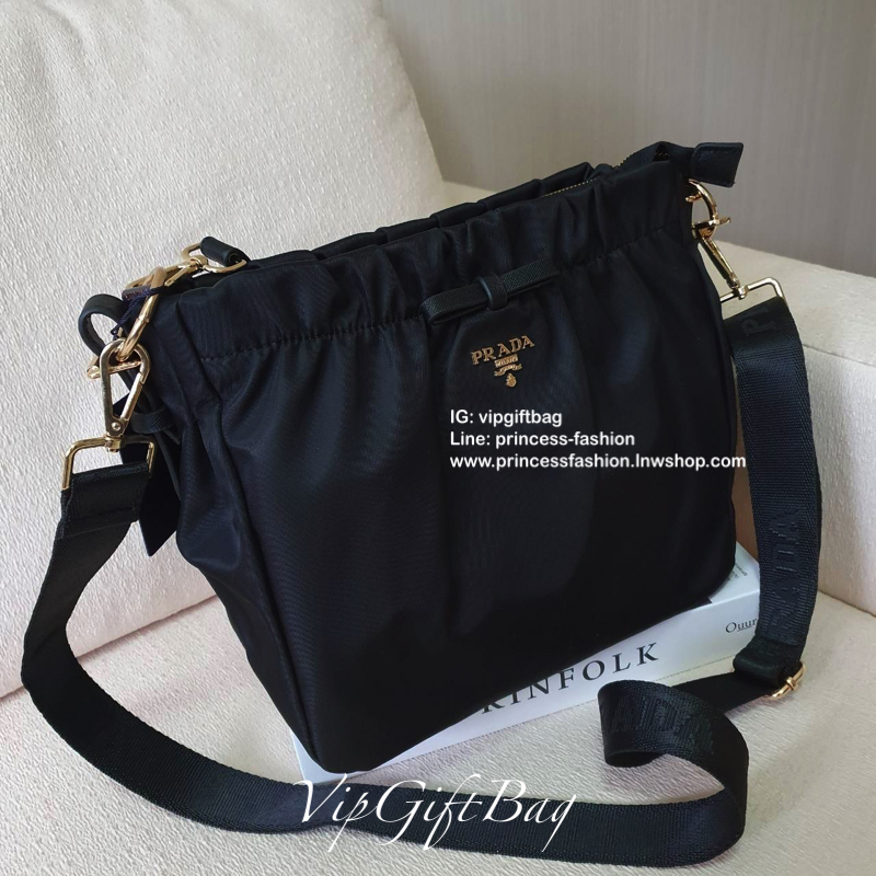 Prada nylon รุ่น Limited edition **กระเป๋าทรงน่ารัก จับจีบปากกระเป๋า ดีมาก วัสดุผ้าNyonกันน้ำ ตามแบบฉบับแบรนด์ เปิด/ปิดด้วยซิป ภายในเย็บติดป้ายหนังแบรนด์ มีช่องซิปเล็ก1 สามารถใส่ของจุกกจิกได้ สามารถใส่IPad mimiได้ มีช่องซิปเล็ก1ช่อง มาพร้อมสายหนังสั้นคล้อ